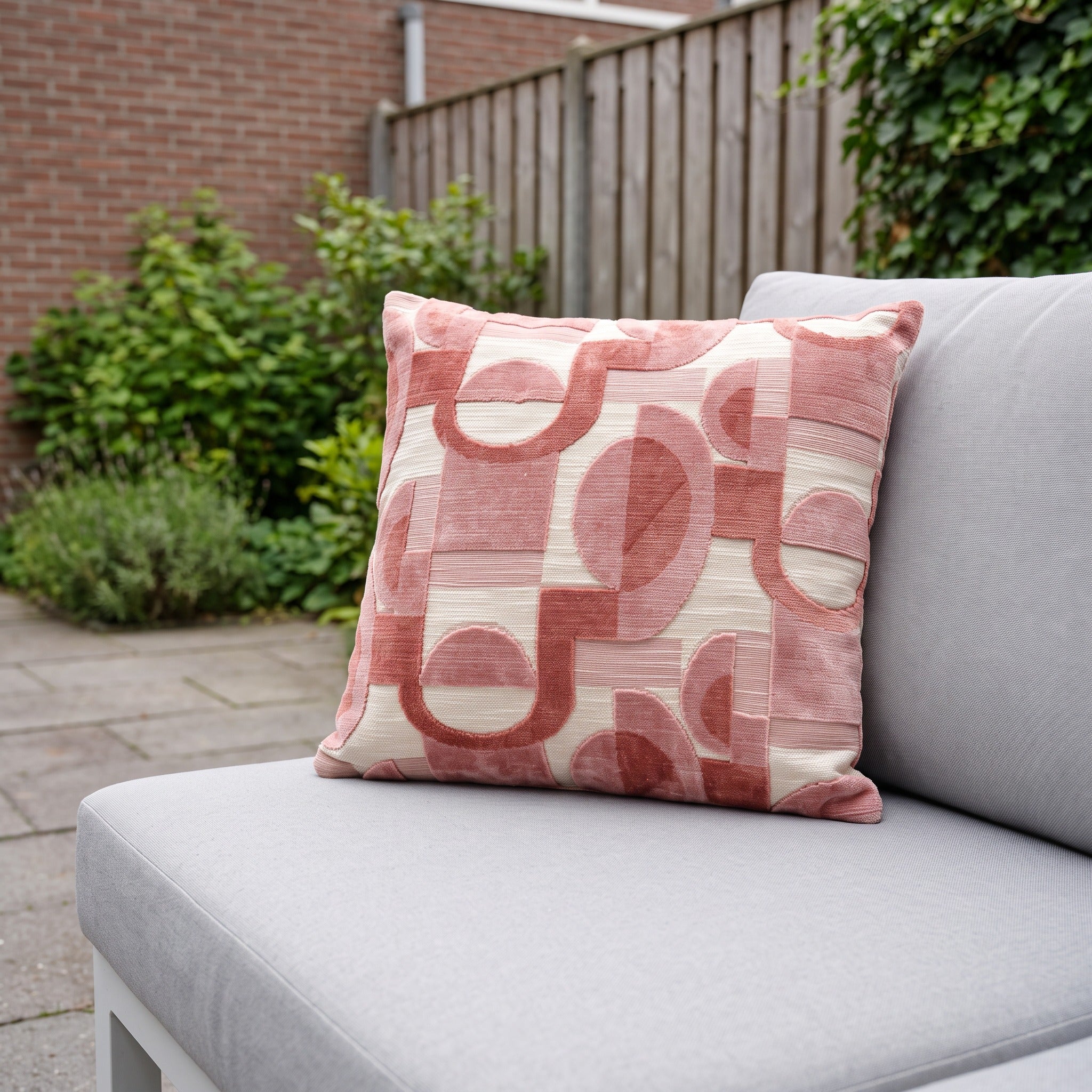 Bonita Pink 50x50x16 Sierkussen in een Nederlandse tuinomgeving