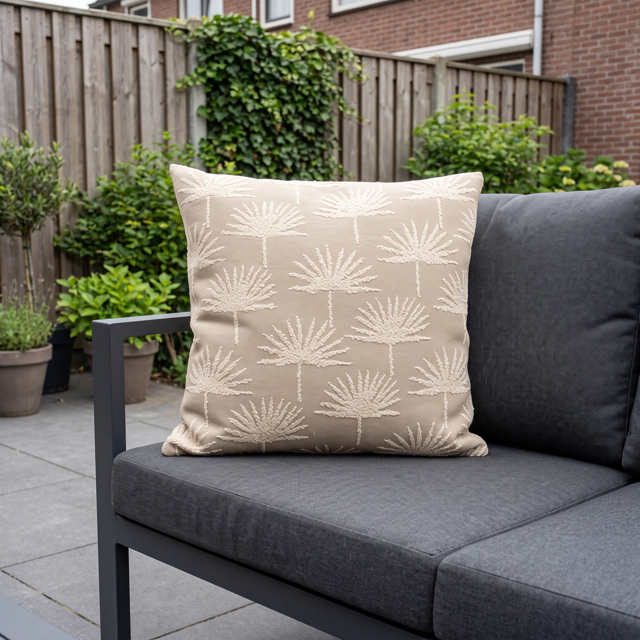 Gabriel Natural 50x50x16 Sierkussen in een Nederlandse tuinomgeving