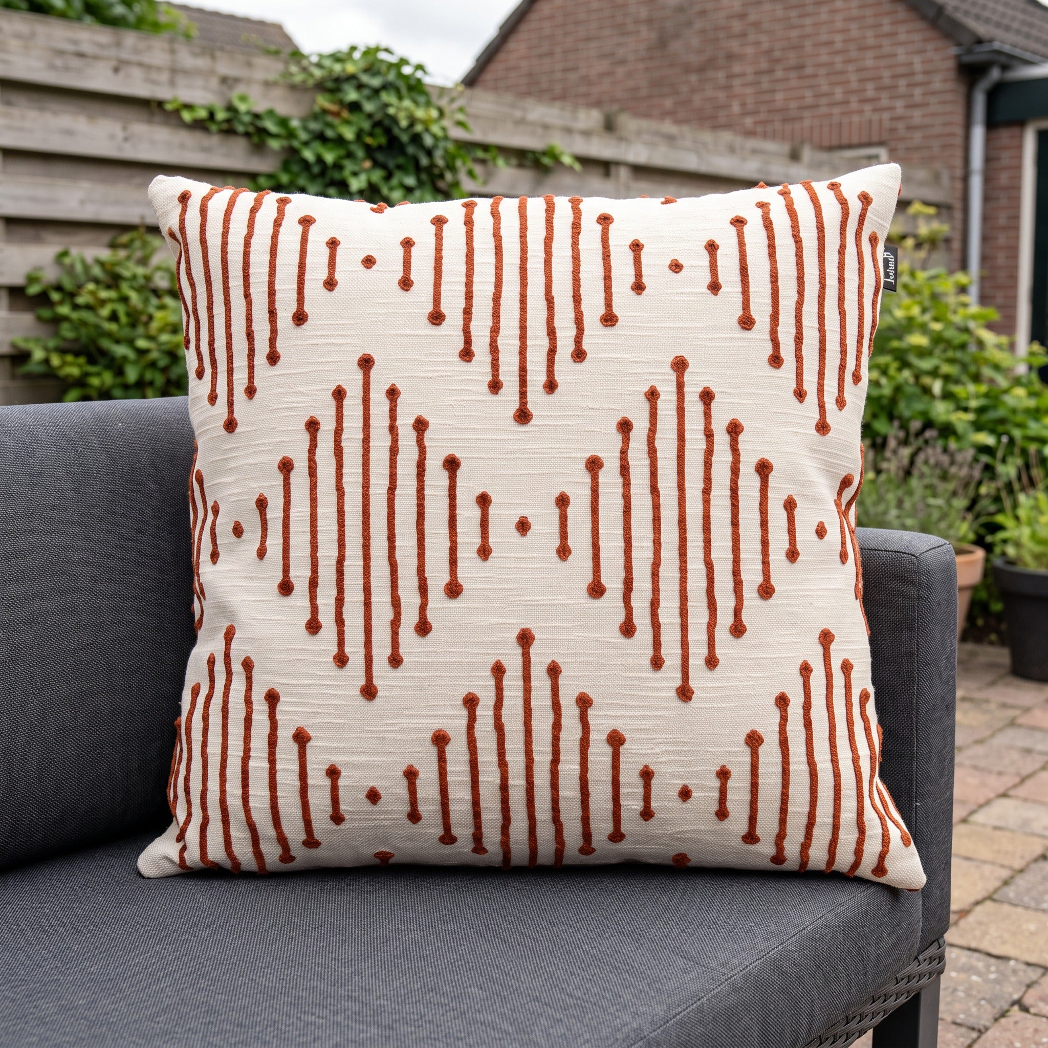 Hartman Jordan Terra 50x50x16 Sierkussen in een Nederlandse tuinomgeving