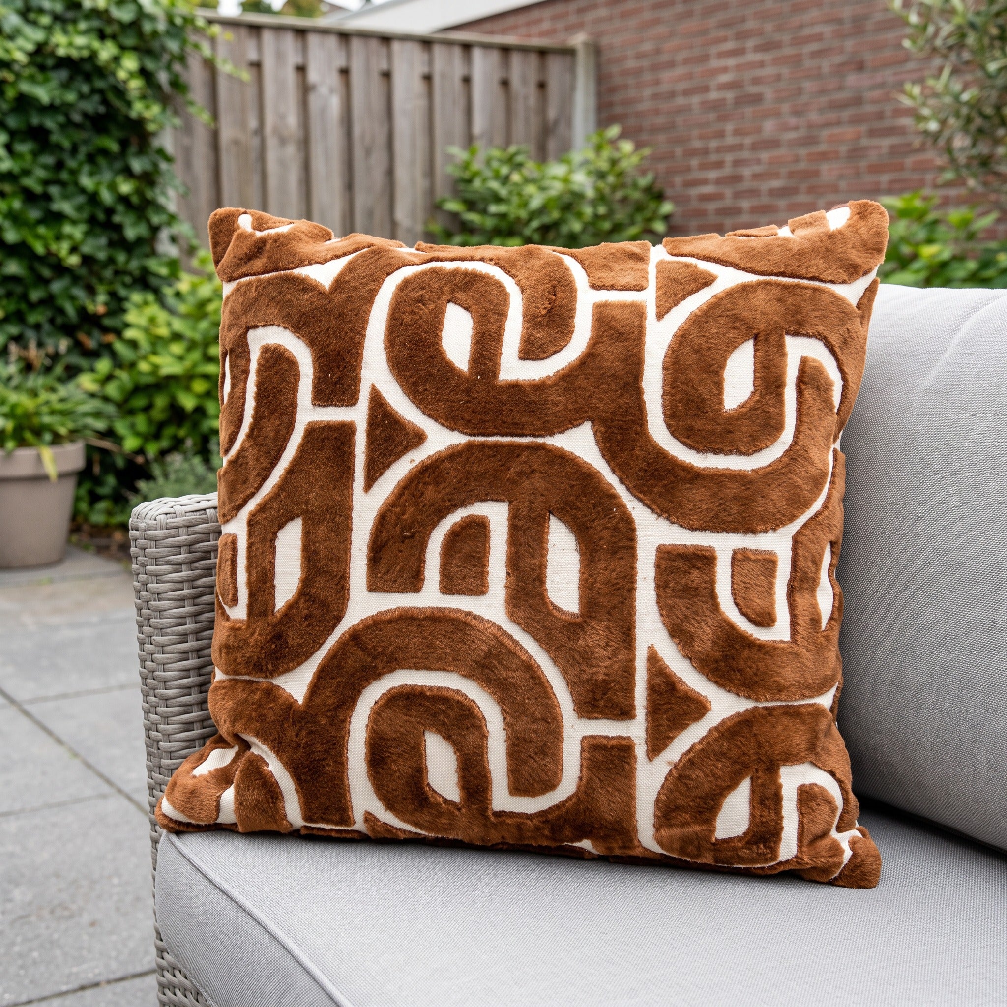 Hartman Juan Coffee 50x50x16 Sierkussen in een Nederlandse tuinomgeving