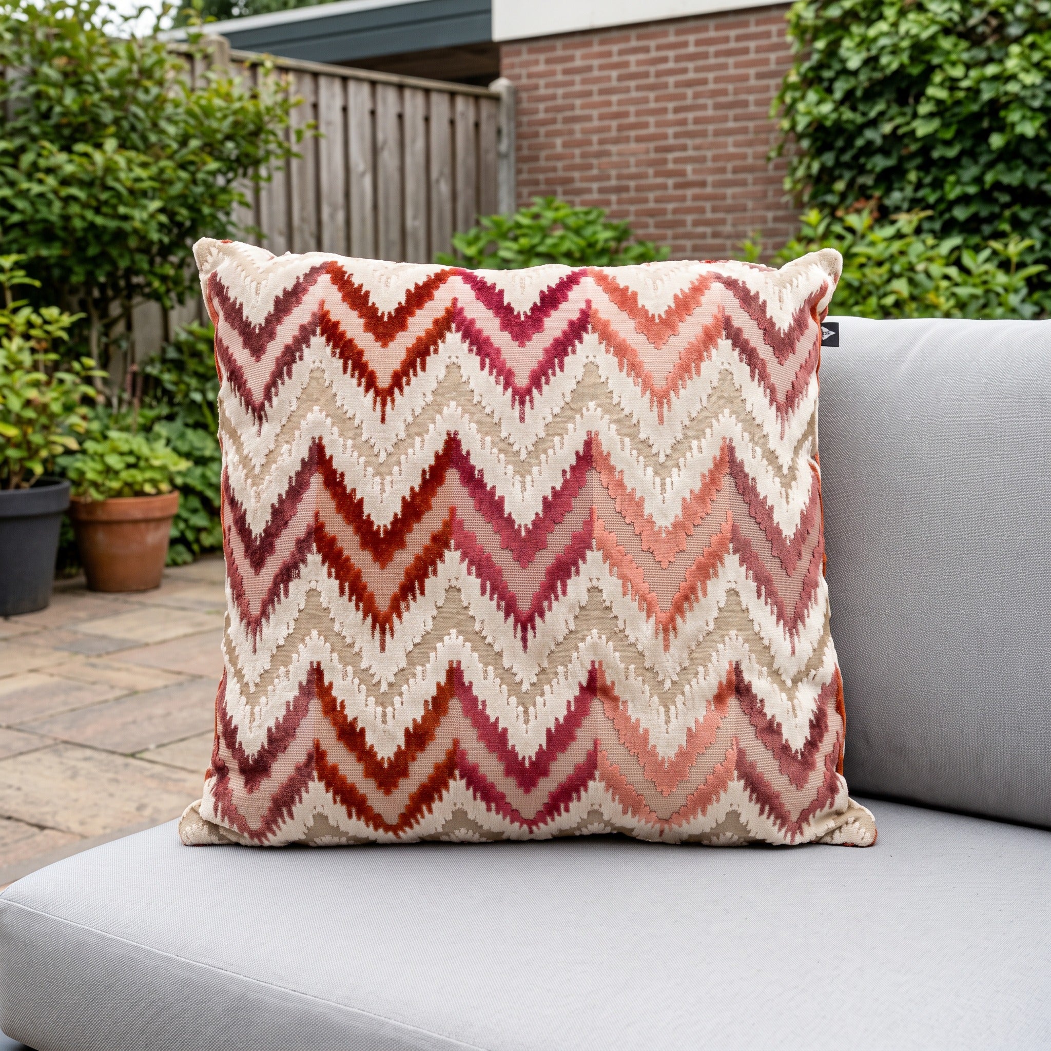 Hartman Lela Pink 50x50x16 Sierkussen in een Nederlandse tuinomgeving
