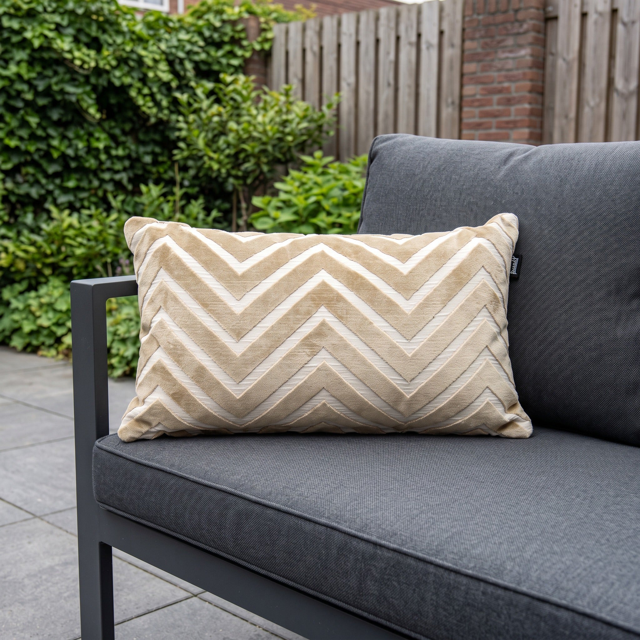 Hartman Lotus Sand 50x30x14 Lendekussen in een Nederlandse tuinomgeving
