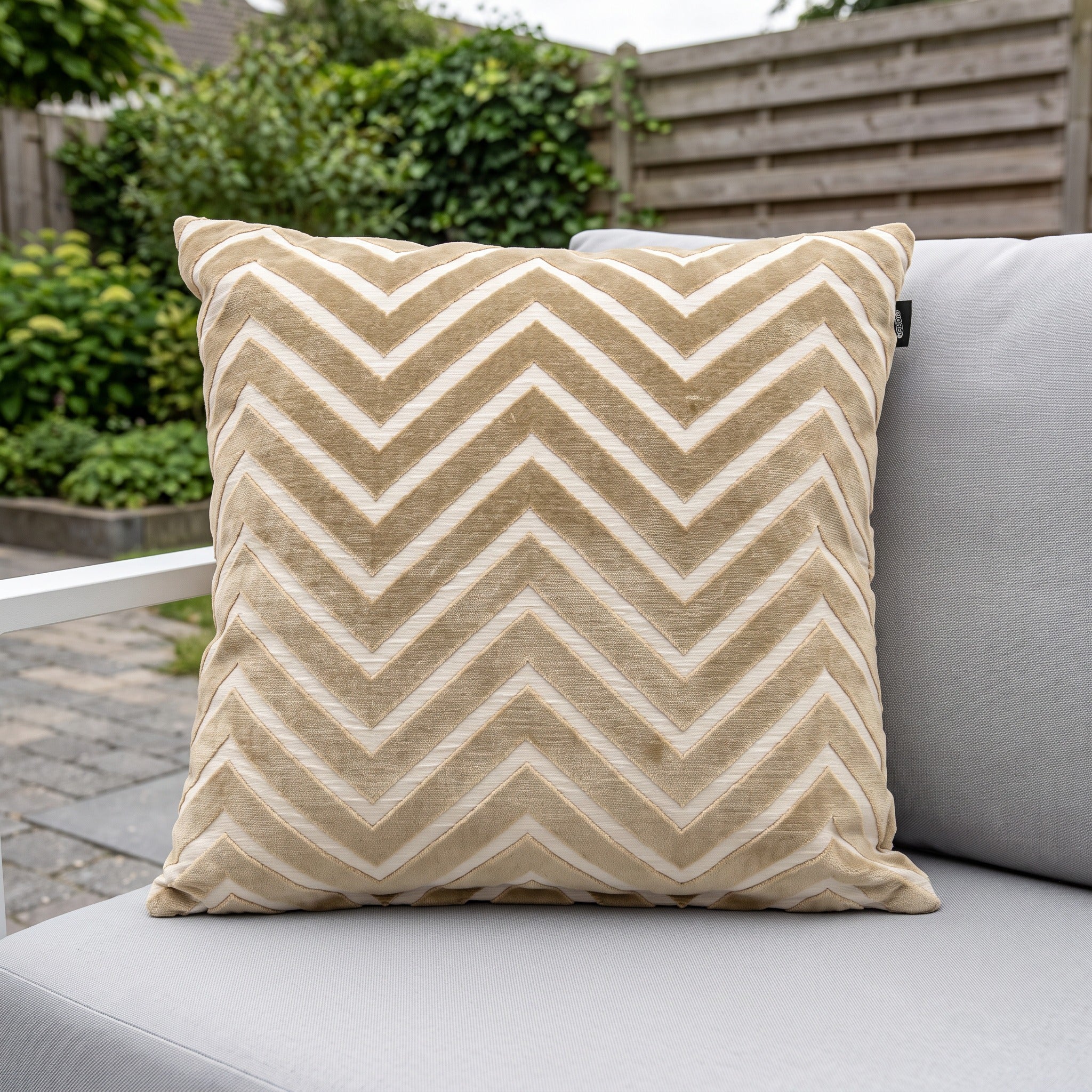 Hartman Lotus Sand 50x50x16 Sierkussen in een Nederlandse tuinomgeving