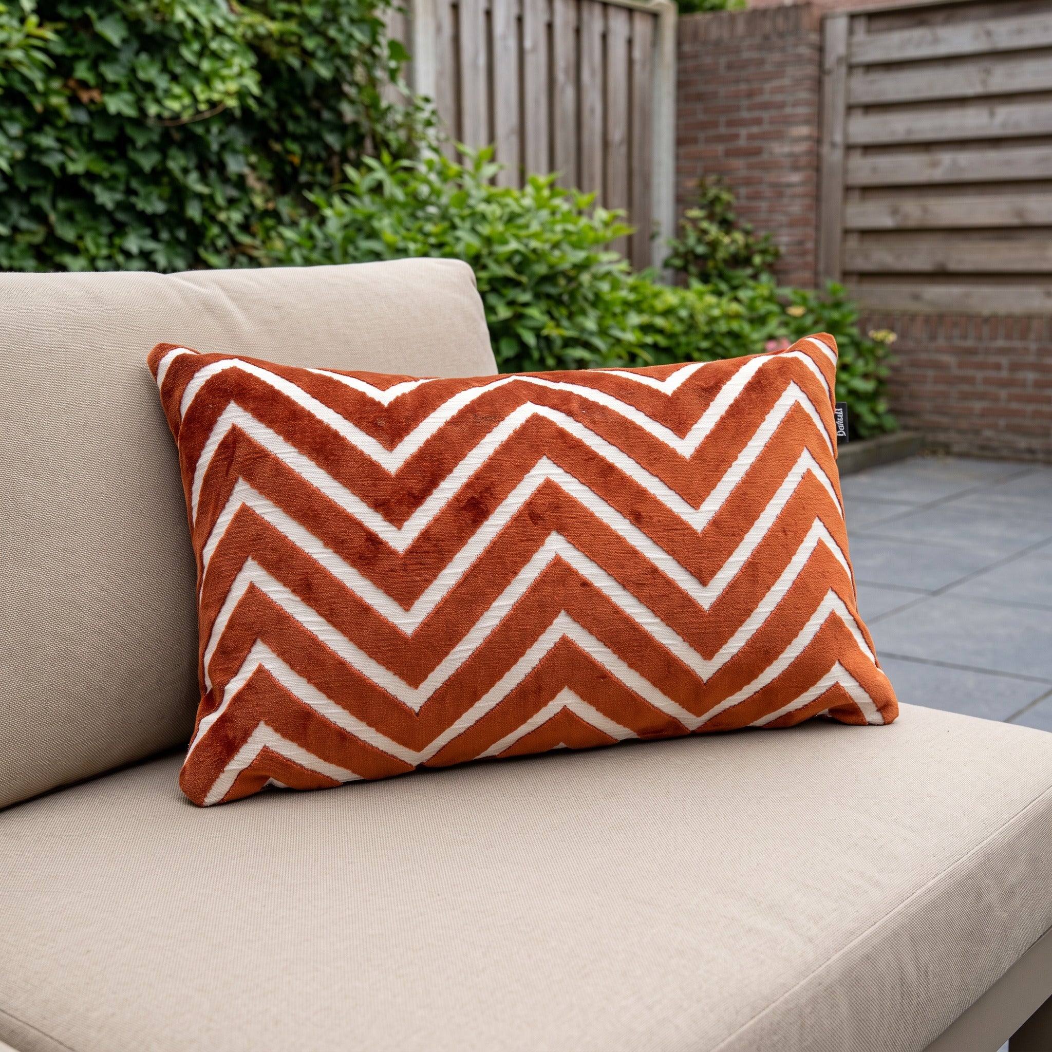 Hartman Lotus Terra 50x30x14 Lendekussen in een Nederlandse tuinomgeving
