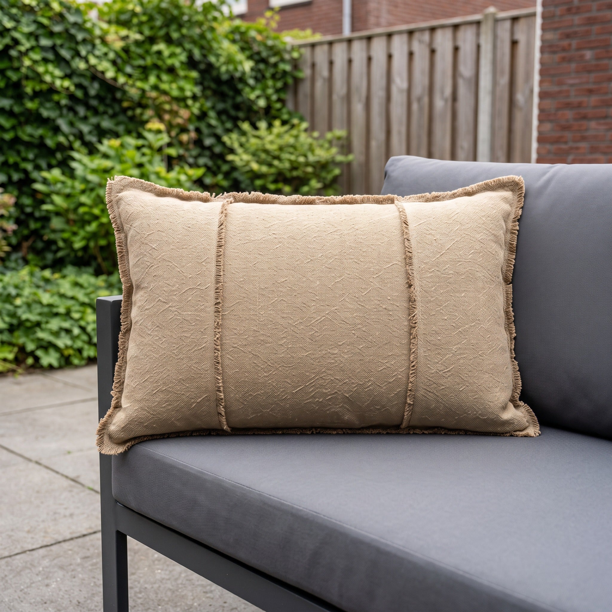 Hartman Mano Kaki 55x35x14 Lendekussen in een Nederlandse tuinomgeving