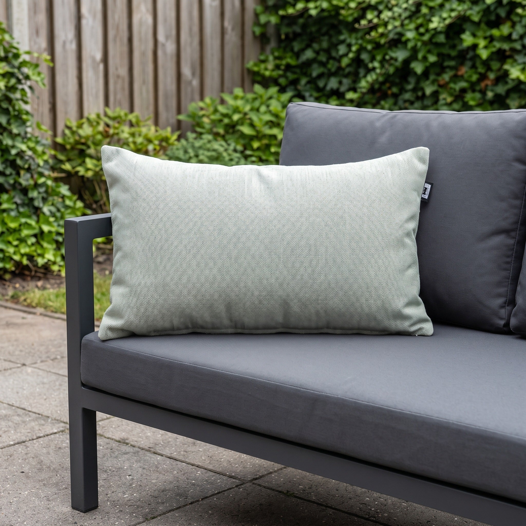 Hartman Maxie Blue 50x30x14 Lendekussen in een Nederlandse tuinomgeving