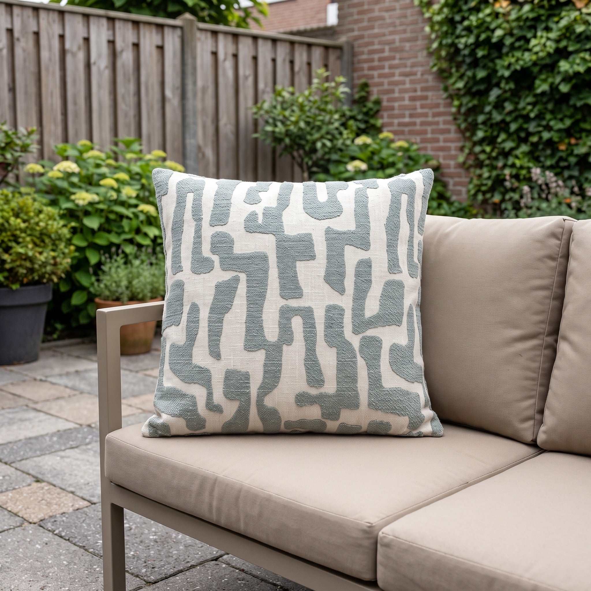 Hartman Odin Blue 50x50x16 Sierkussen in een Nederlandse tuinomgeving