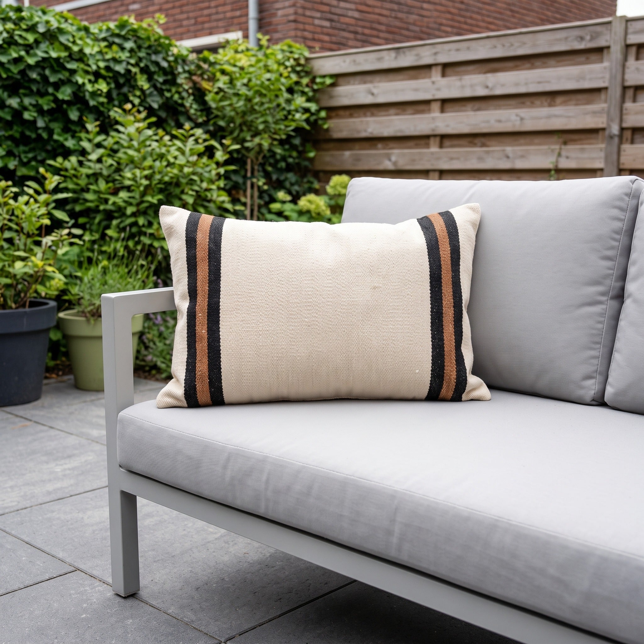 Hartman Paco Natural 60x40x14 Lendekussen in een Nederlandse tuinomgeving