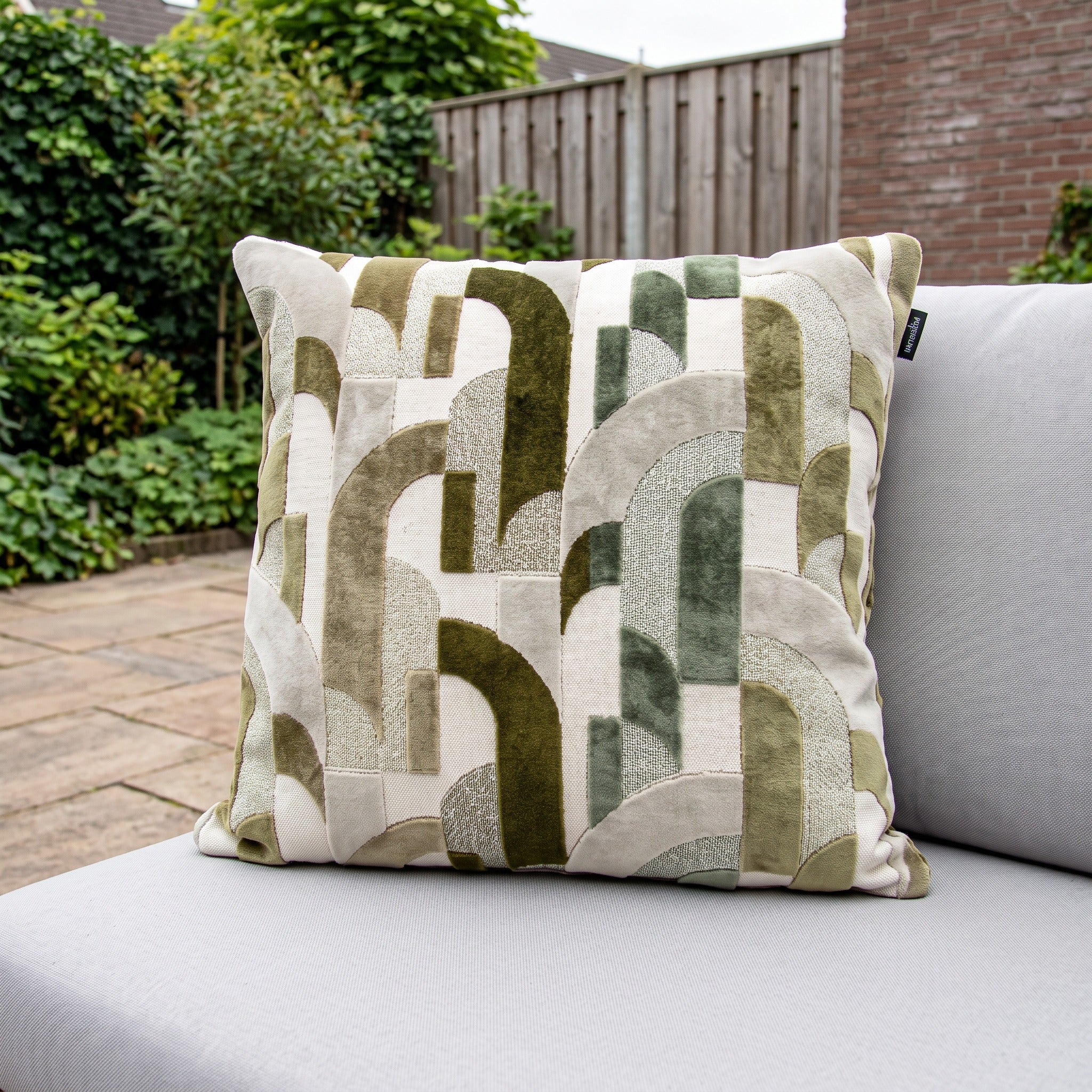 Hartman Raya Olive 50x50x16 Sierkussen in een Nederlandse tuinomgeving