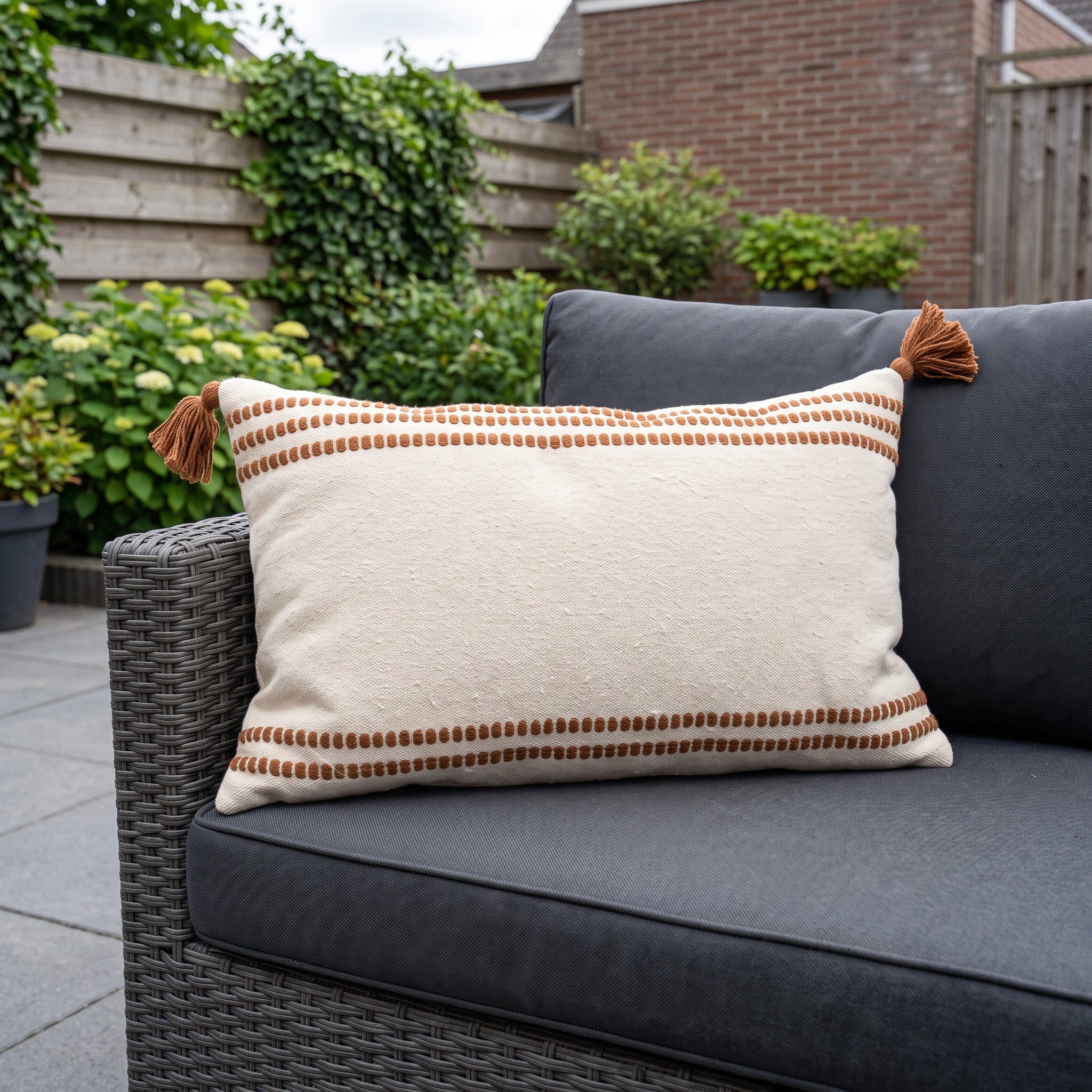 Hartman Santos Natural 50x30x14 Lendekussen in een Nederlandse tuinomgeving