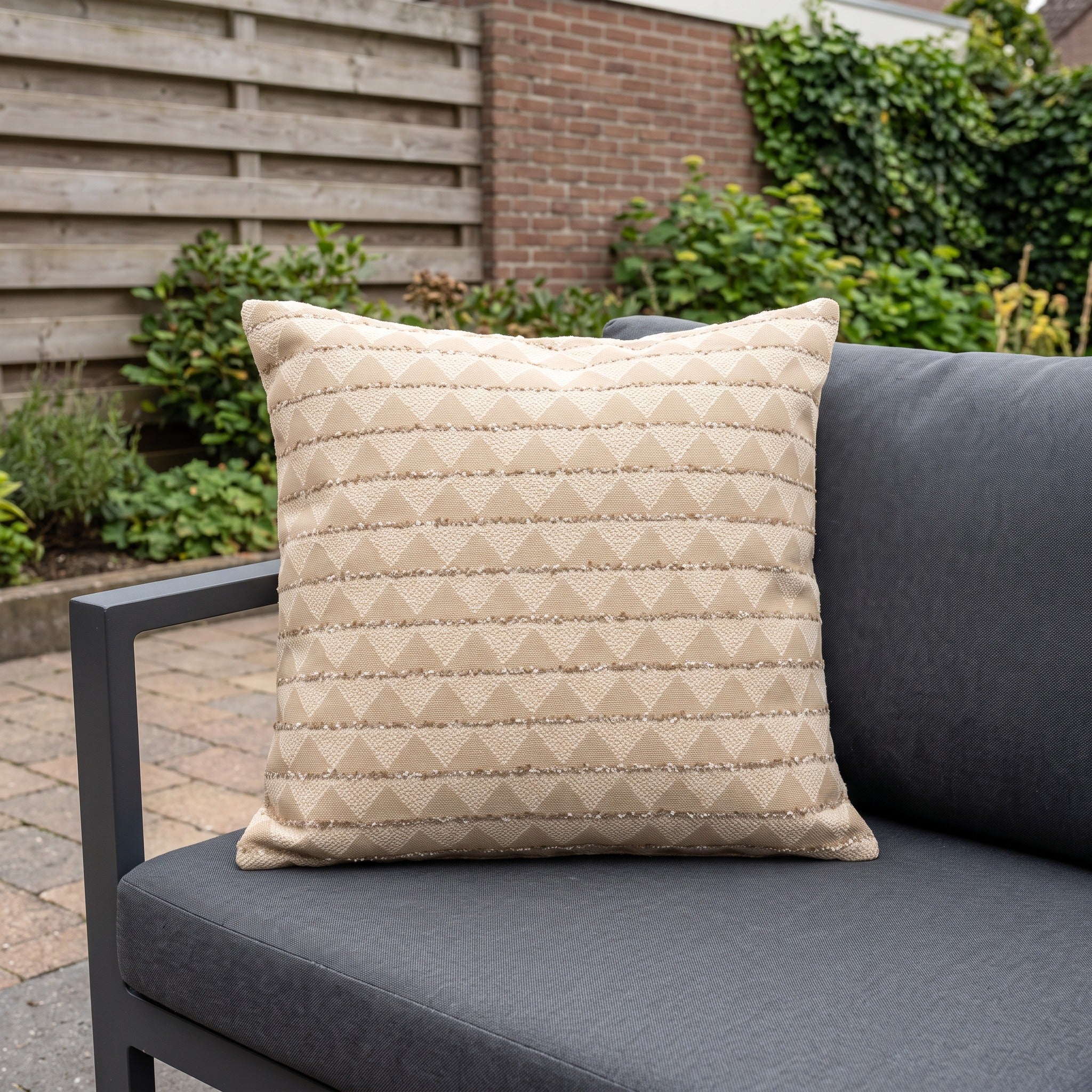 Ulla Natural 50x50x16 Sierkussen in een Nederlandse tuinomgeving