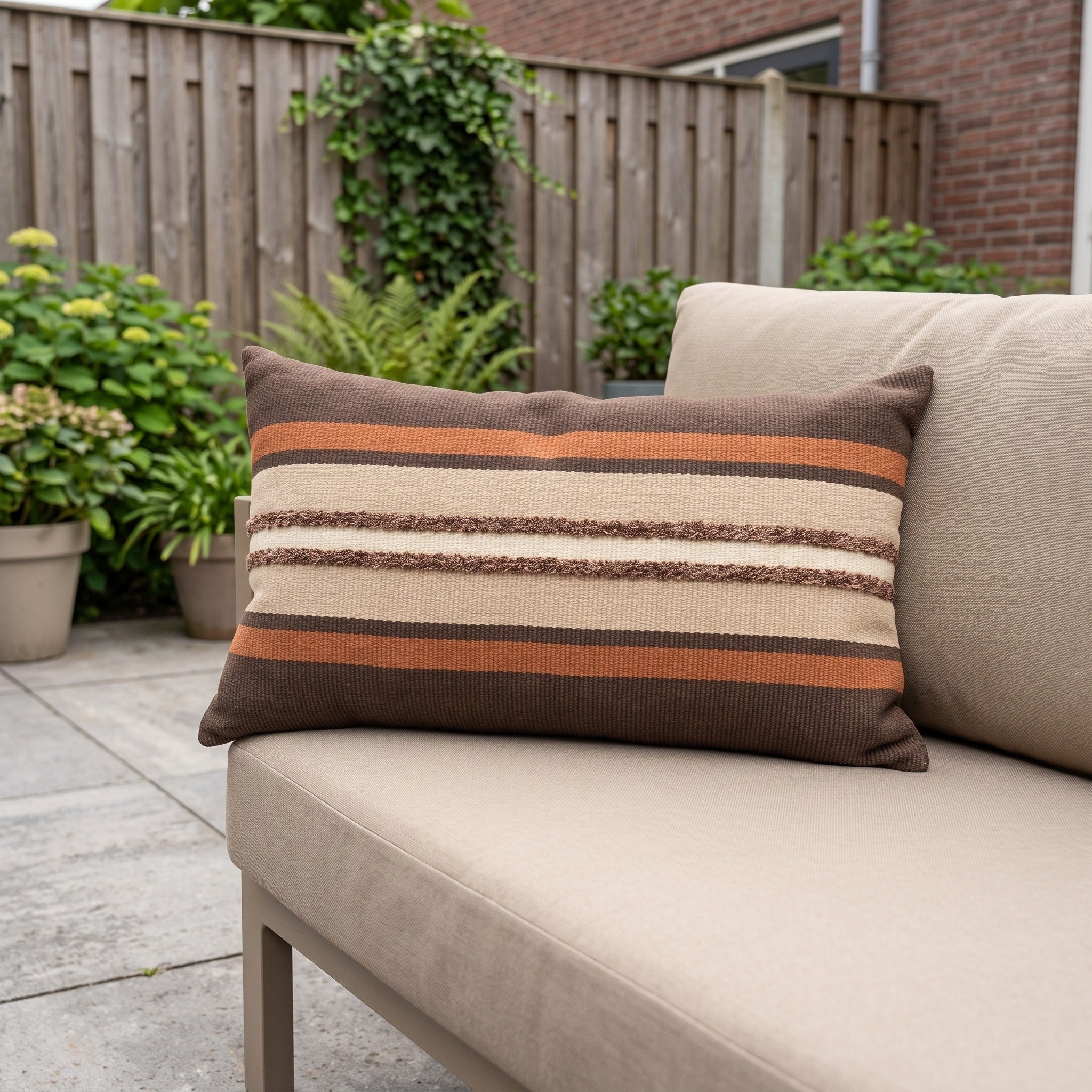 Hartman Vidal Brown 50x30x14 Lendekussen in een Nederlandse tuinomgeving