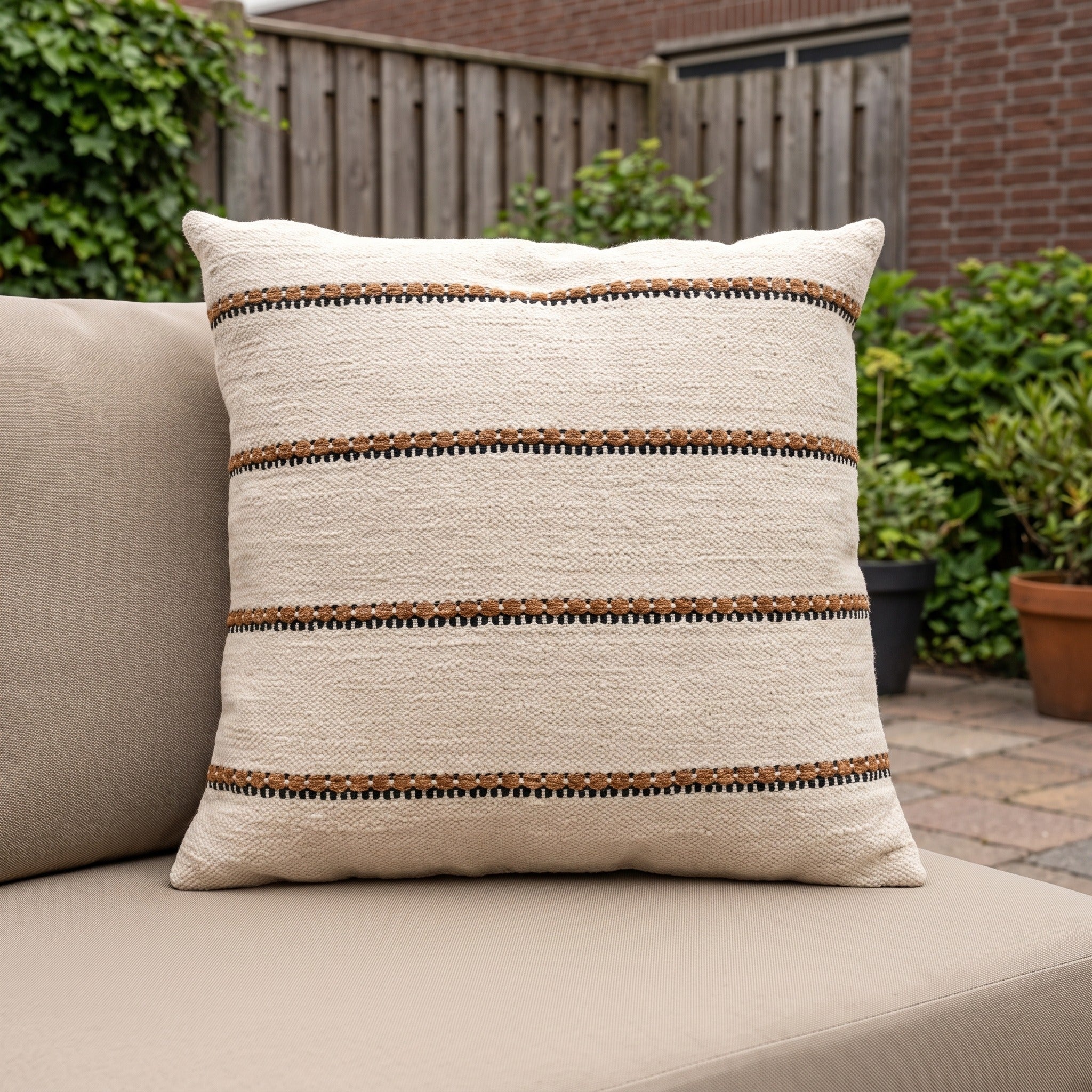 Vito Natural 50x50x16 Sierkussen in een Nederlandse tuinomgeving