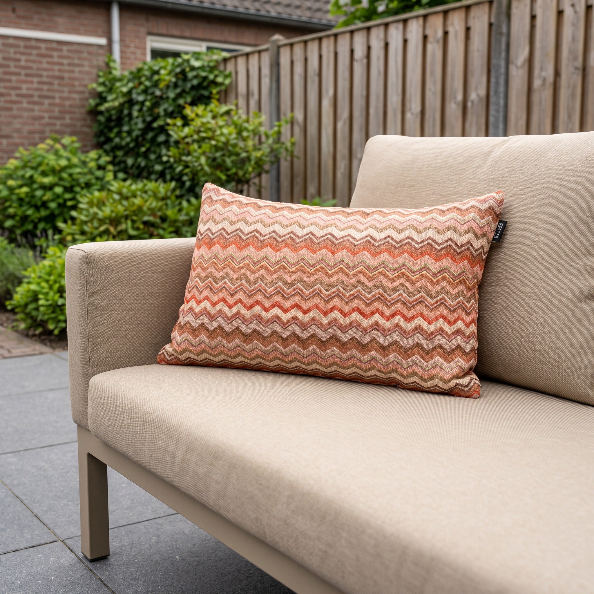 Hartman Anne Coral 50x30x14 Lendekussen in een Nederlandse tuinomgeving