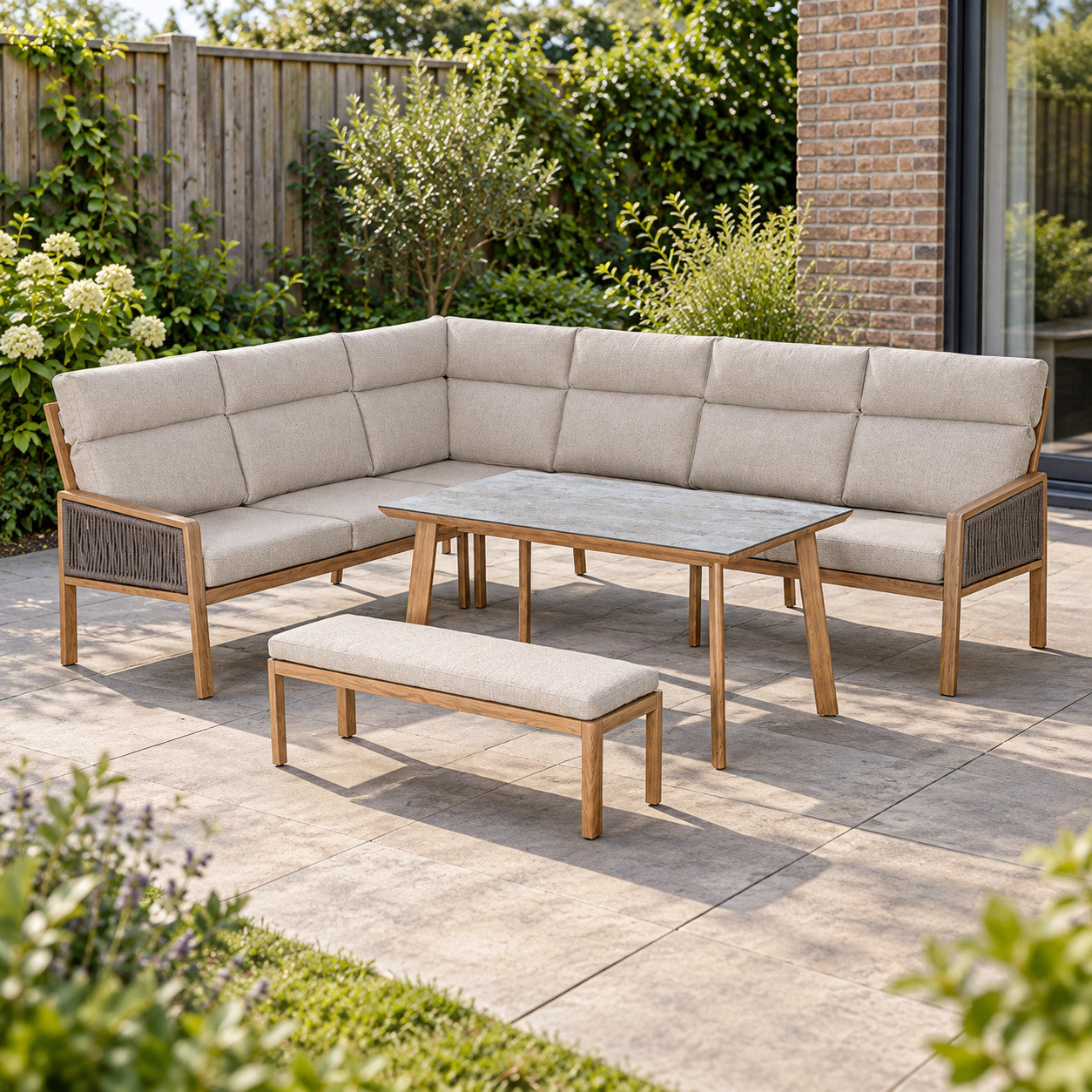 Lukkes Outdoor Antonio lounge hoekset woodlook Op=Op in een Nederlandse tuinomgeving