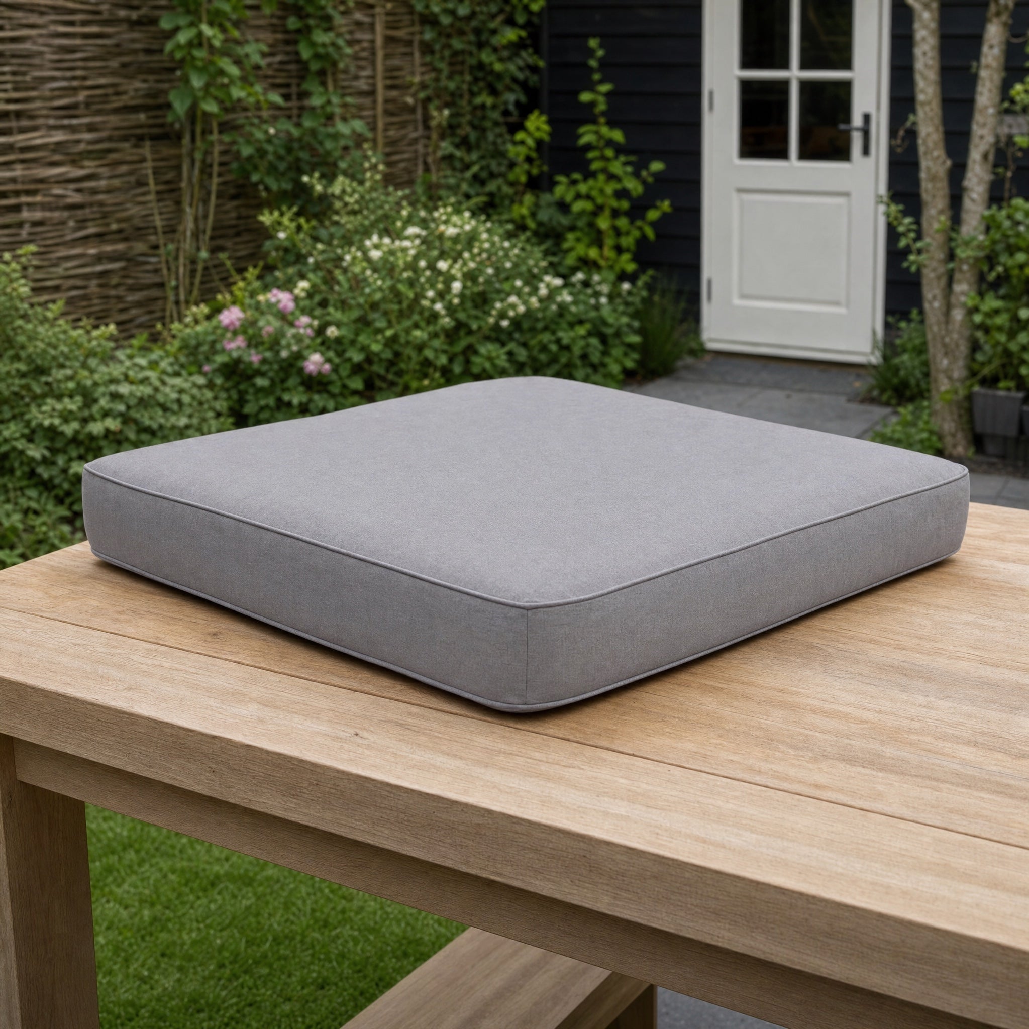 Hartman Lounge Zitkussen 60x60cm – Havana Sealgrey in een Nederlandse tuinomgeving