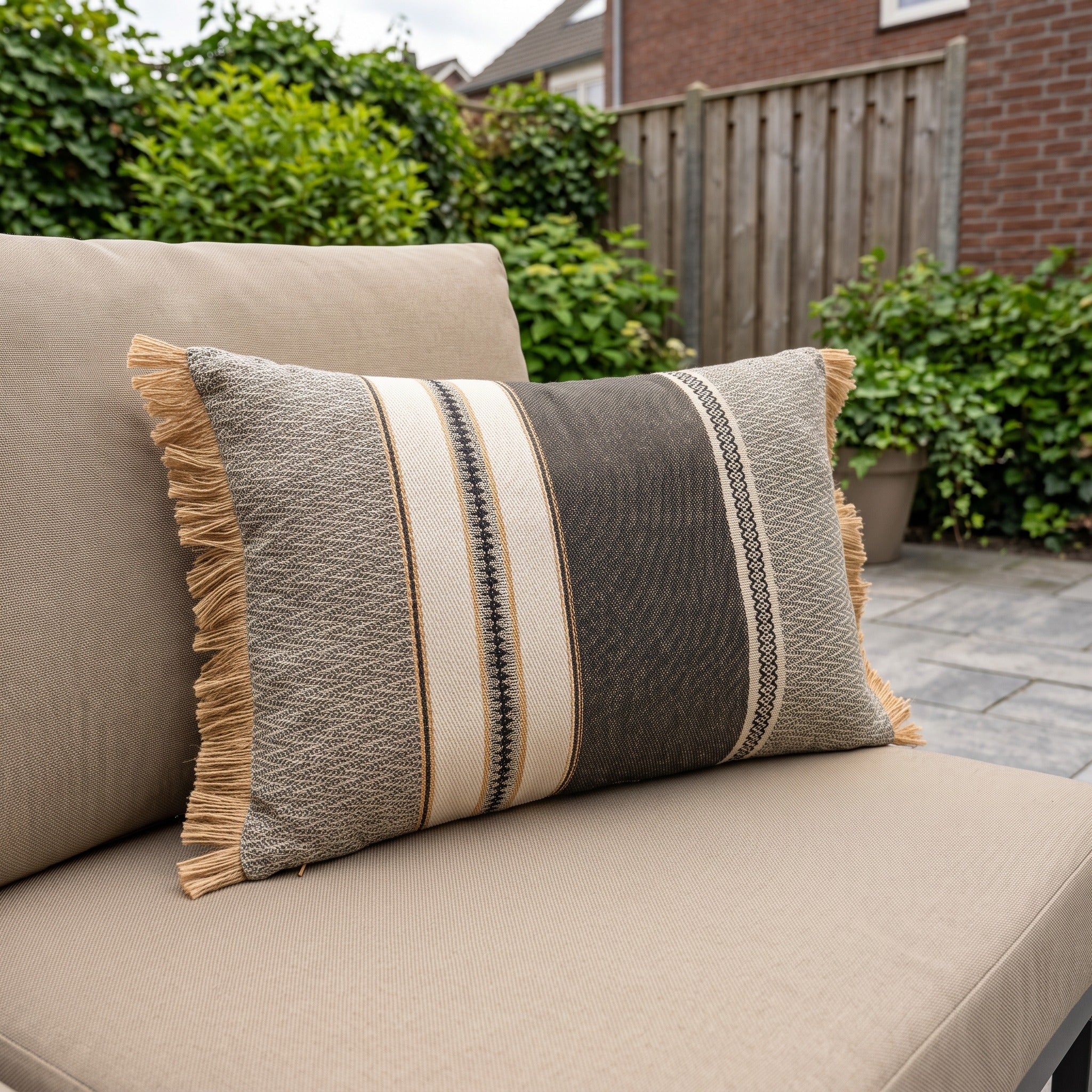 Hartman Manuel grey kussen 60x40x14 in een Nederlandse tuinomgeving