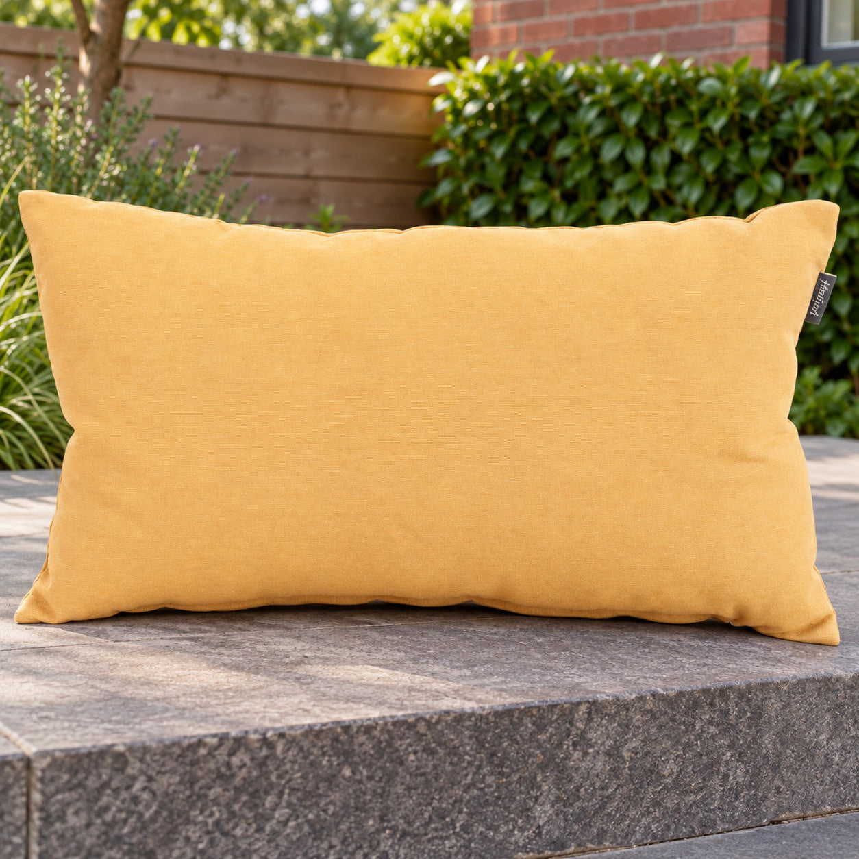 Cuba Yellow Lende kussen 50x30 in een Nederlandse tuinomgeving