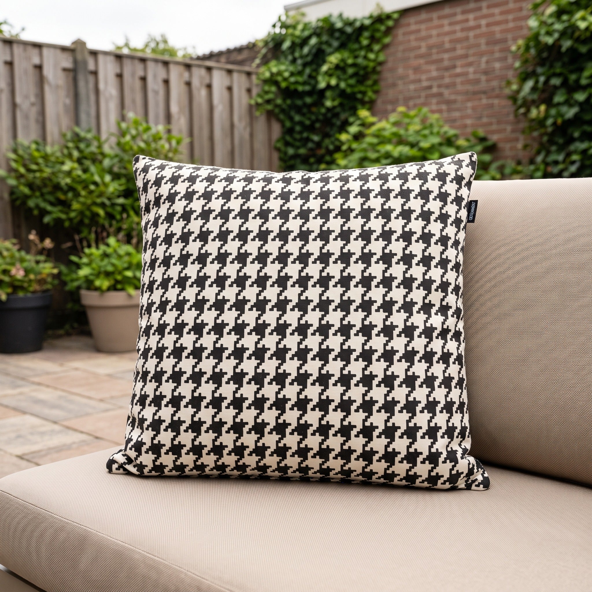 Hartman Poule Black Sier kussen 50x50 in een Nederlandse tuinomgeving