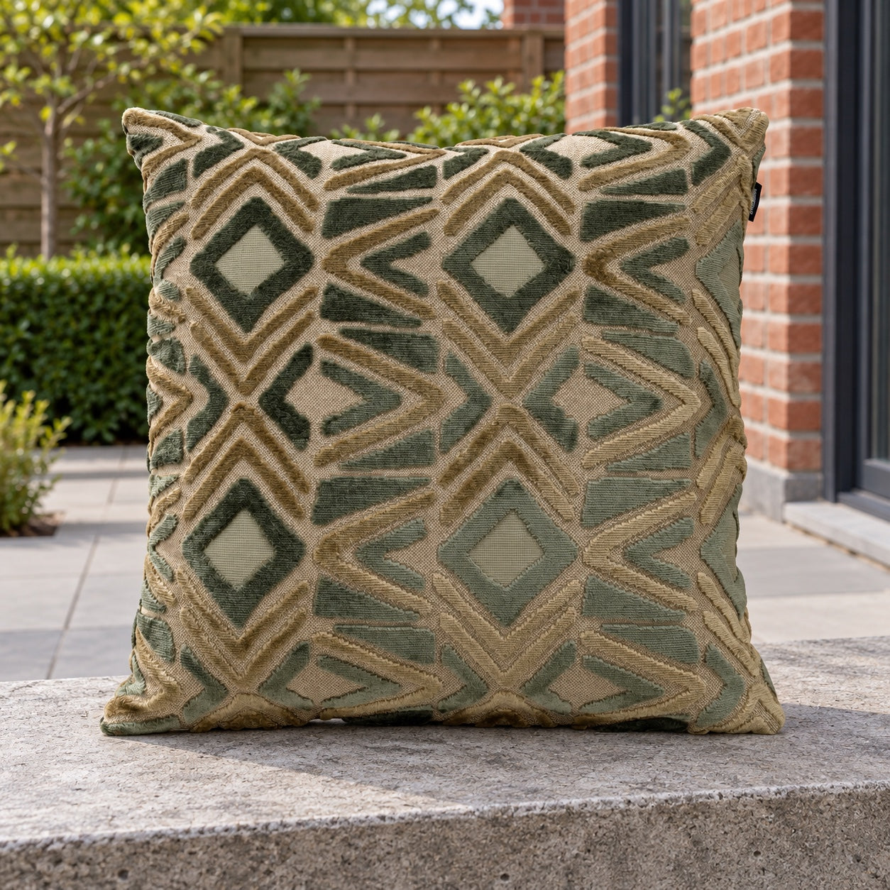 Lina Sage Kussen 50x50x16 in een Nederlandse tuinomgeving