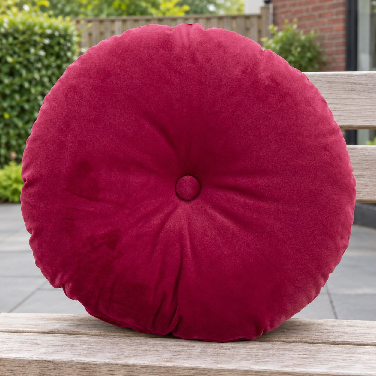 Hartman Jolie Cassis rond kussen in een Nederlandse achtertuin.