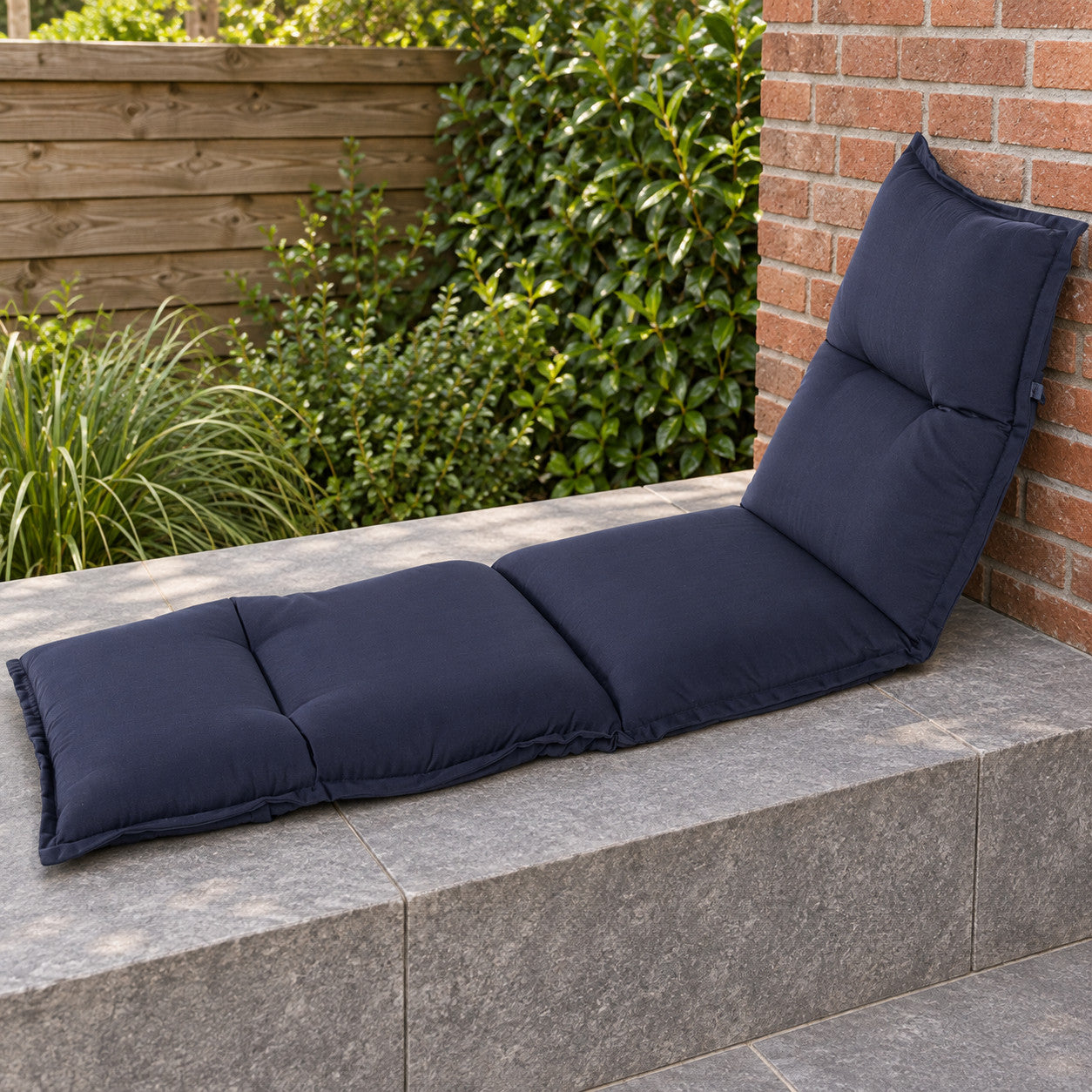 Havana Blue Ligbedkussen 195x73x9 in een Nederlandse tuinomgeving