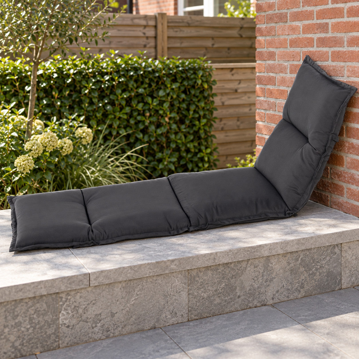 Havana Dark Grey Ligbed Kussen 195x63x9 in een Nederlandse tuinomgeving