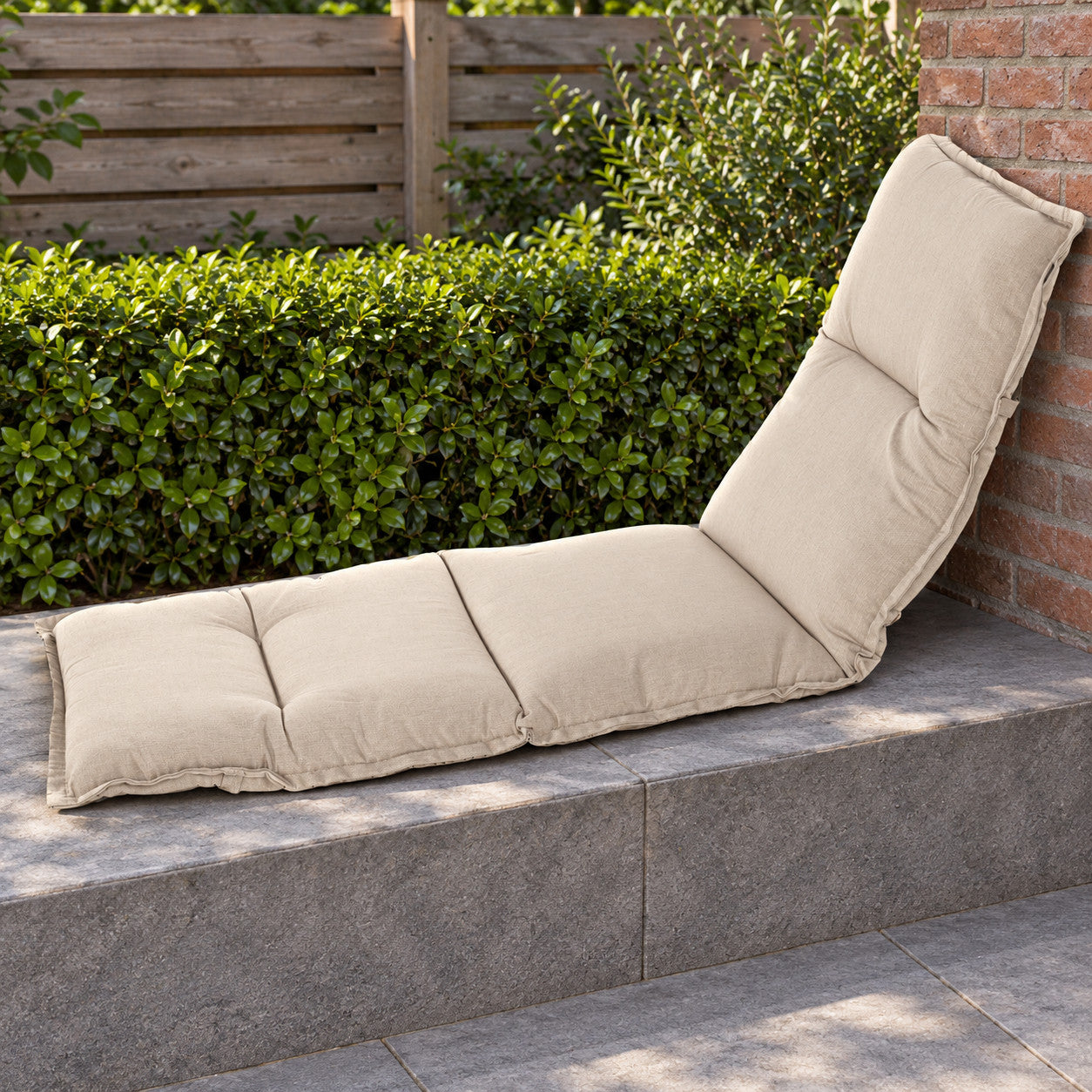 Havana Jute Ligbed Kussen 195x63x9 in een Nederlandse tuinomgeving