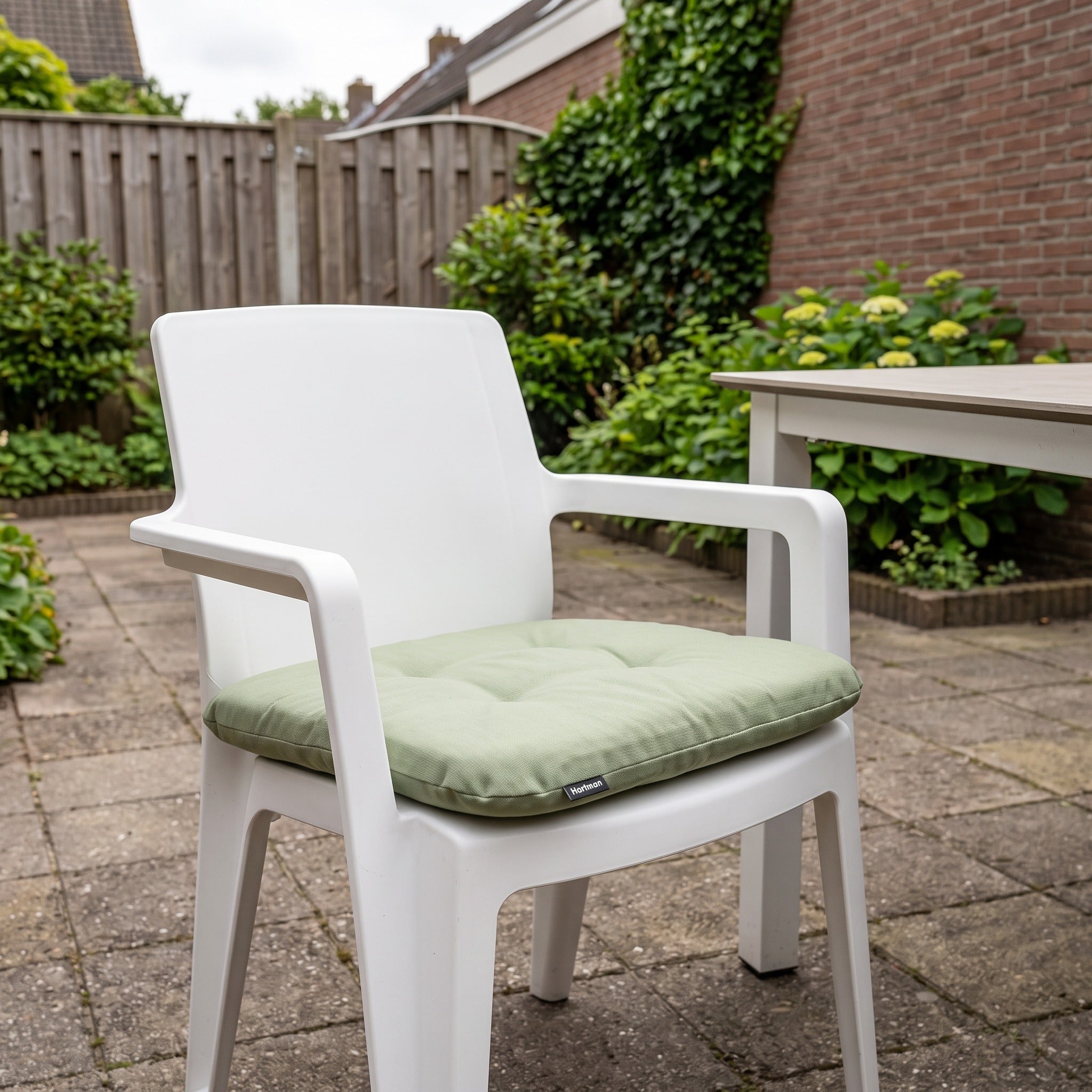 Zitkussen Cuba Green 46x45x4 in een Nederlandse tuinomgeving
