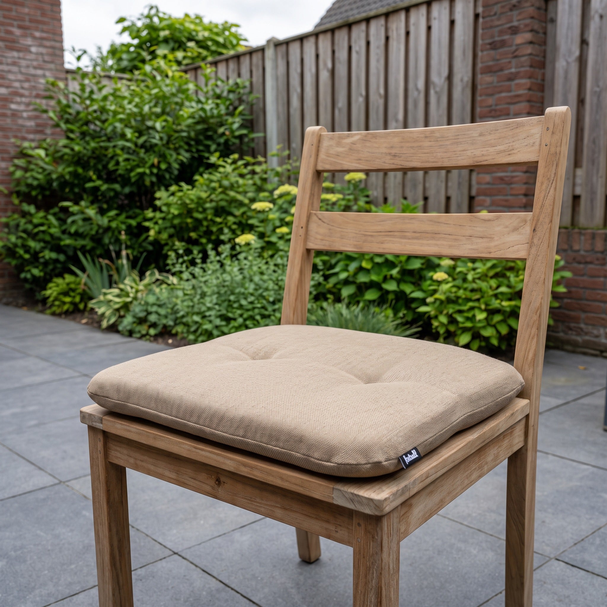 Zitkussen Havana Jute 46x45x4 in een Nederlandse tuinomgeving