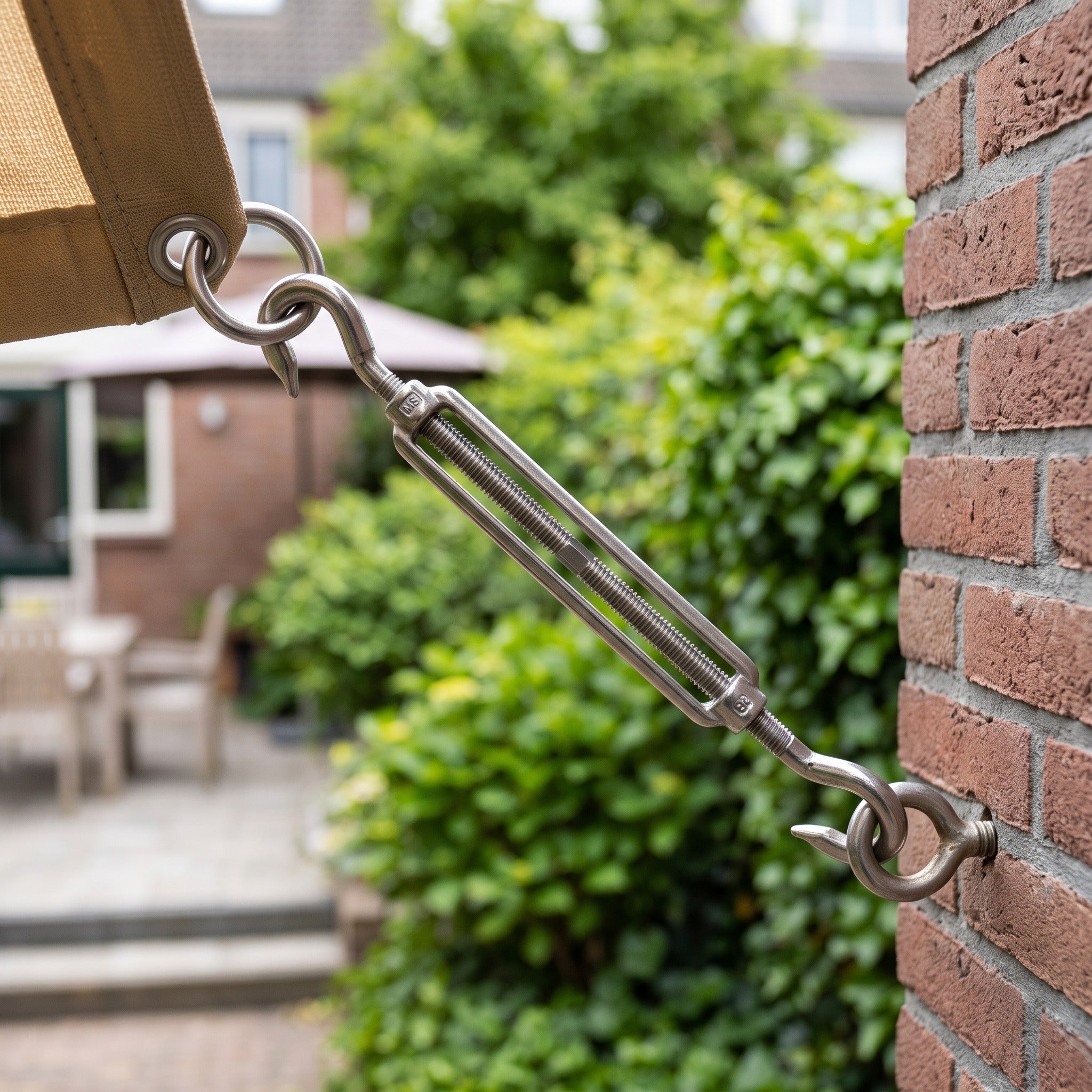 Platinum spanmoer M8 RVS 316 Chrome in een Nederlandse tuinomgeving