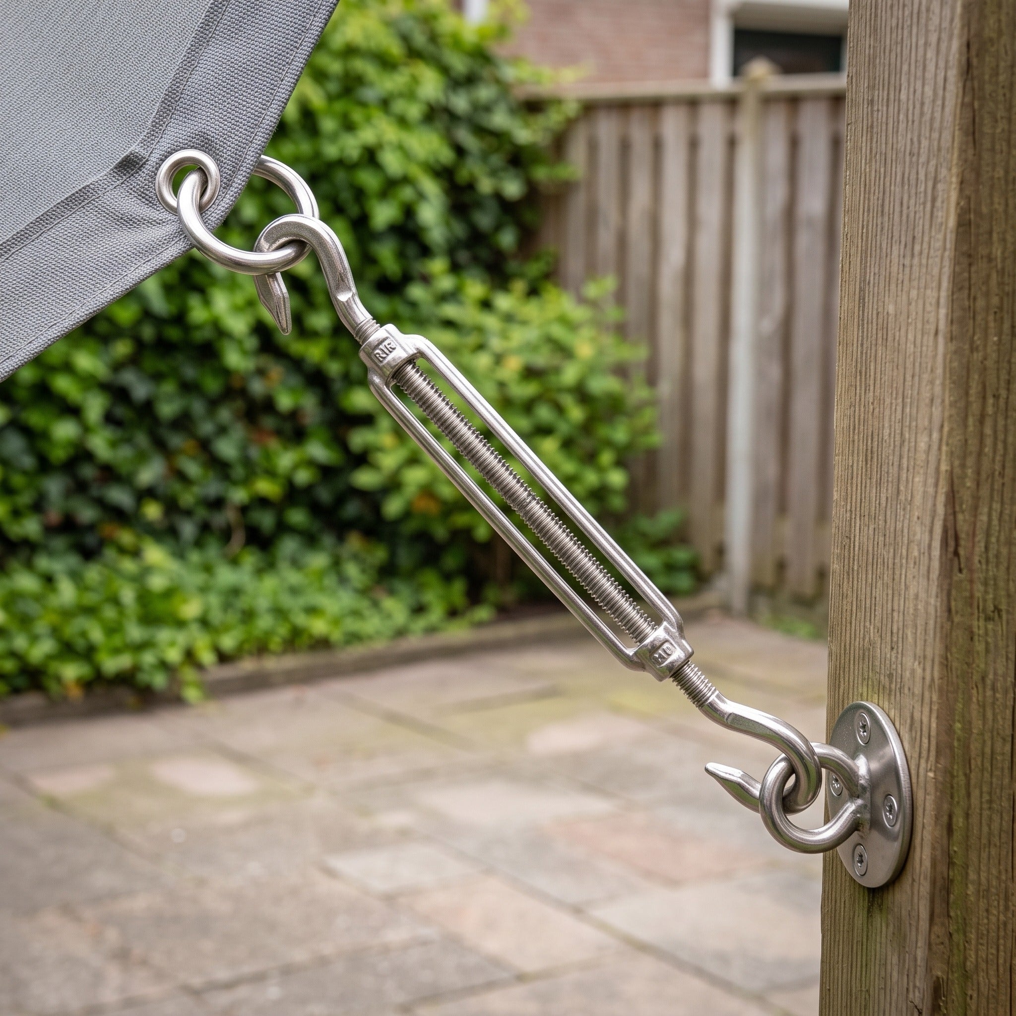 Platinum Spanmoer M10 RVS 316 Chroom in een Nederlandse tuinomgeving