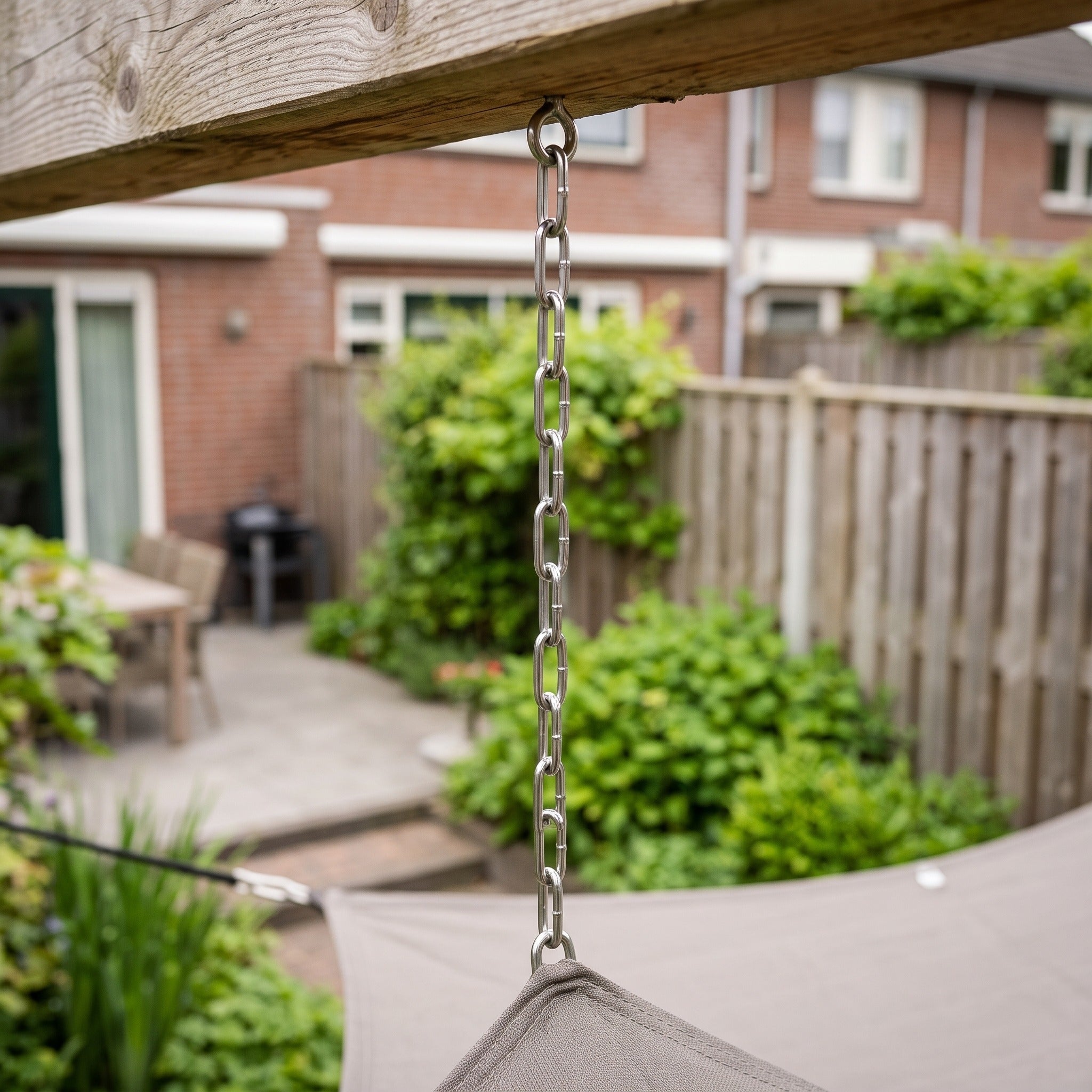Platinum Chain link 200x4mm RVS 316Chrome in een Nederlandse tuinomgeving