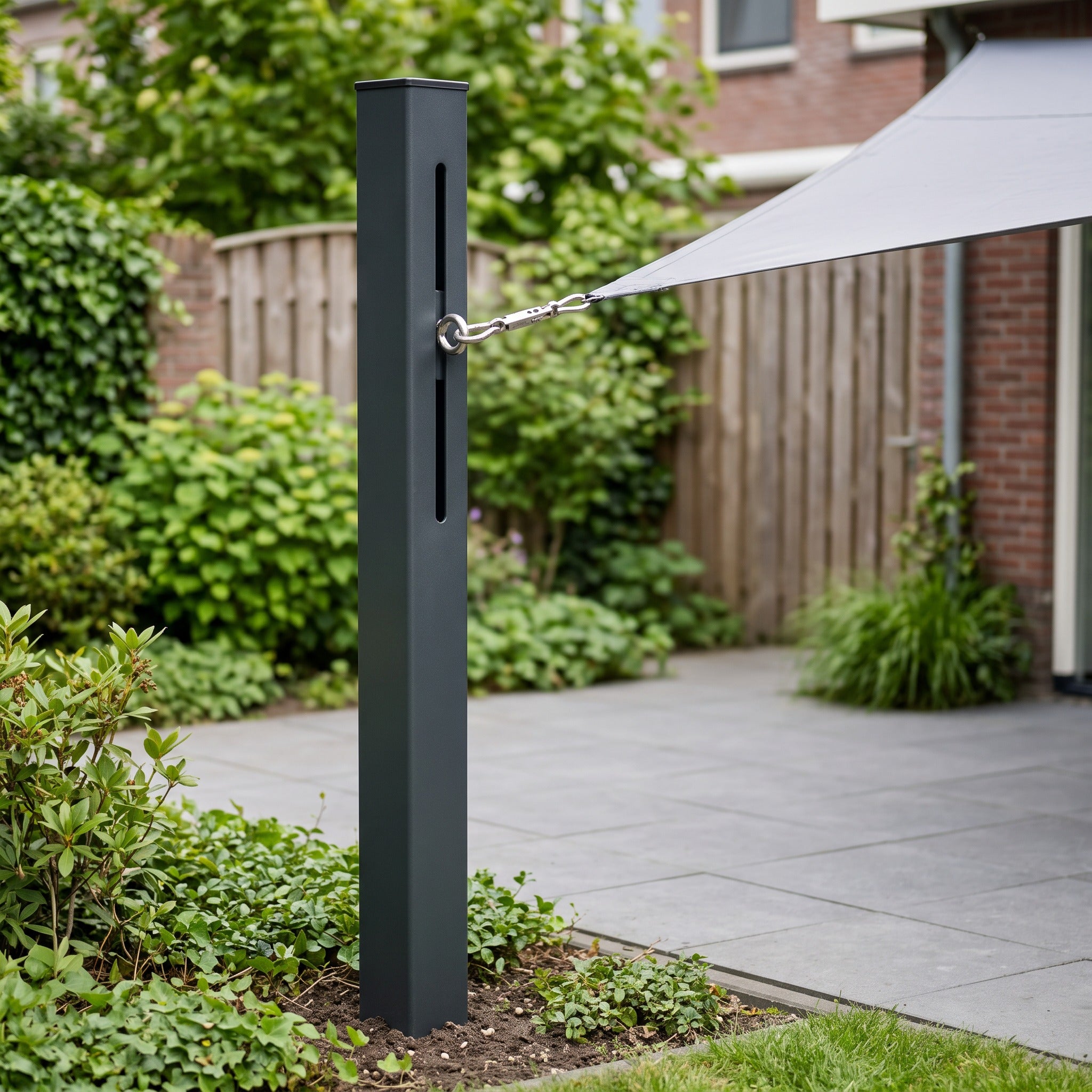 Platinum Pole with flex eye 7x7x250cm Anthracite in een Nederlandse tuin