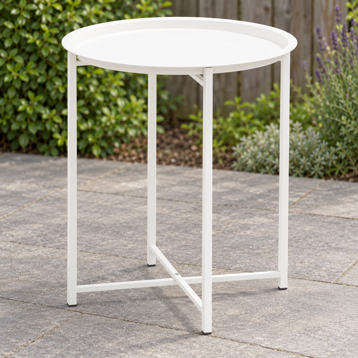 S&S-Line Nora bijzettafel wit in een Nederlandse tuinomgeving