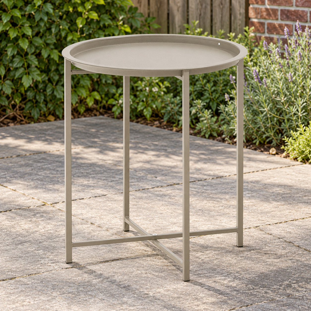 S&S-Line Nora Sidetable Taupe in een Nederlandse tuinomgeving