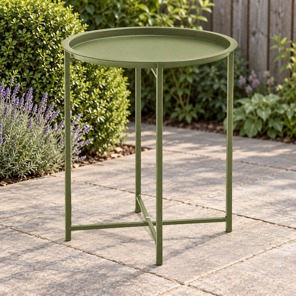 S&S-Line Nora bijzettafel Olive Green in een Nederlandse tuinomgeving