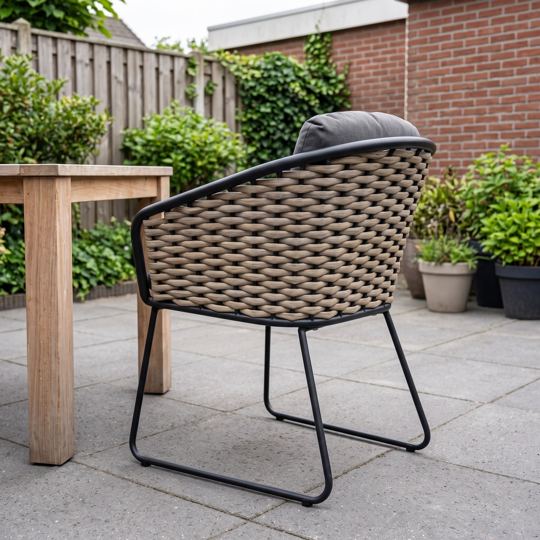 Taste by 4SO Bo stoel Banana weave in een Nederlandse tuinomgeving