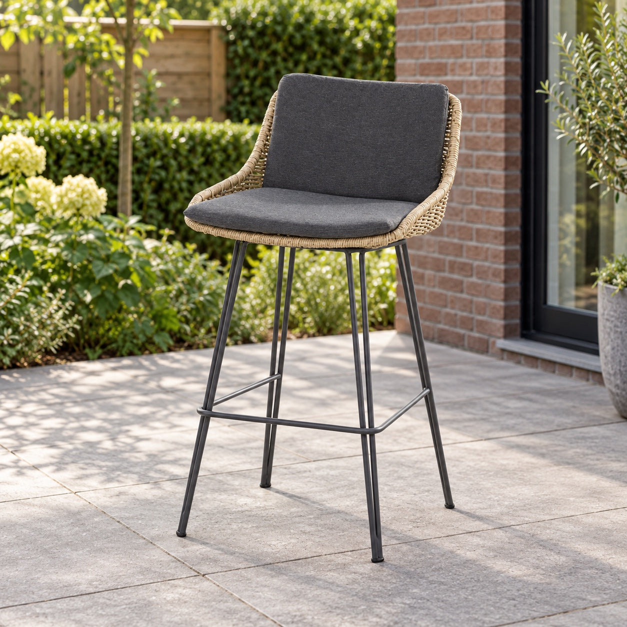 Taste by 4SO Bohemian barstoel in naturel in een Nederlandse achtertuin.