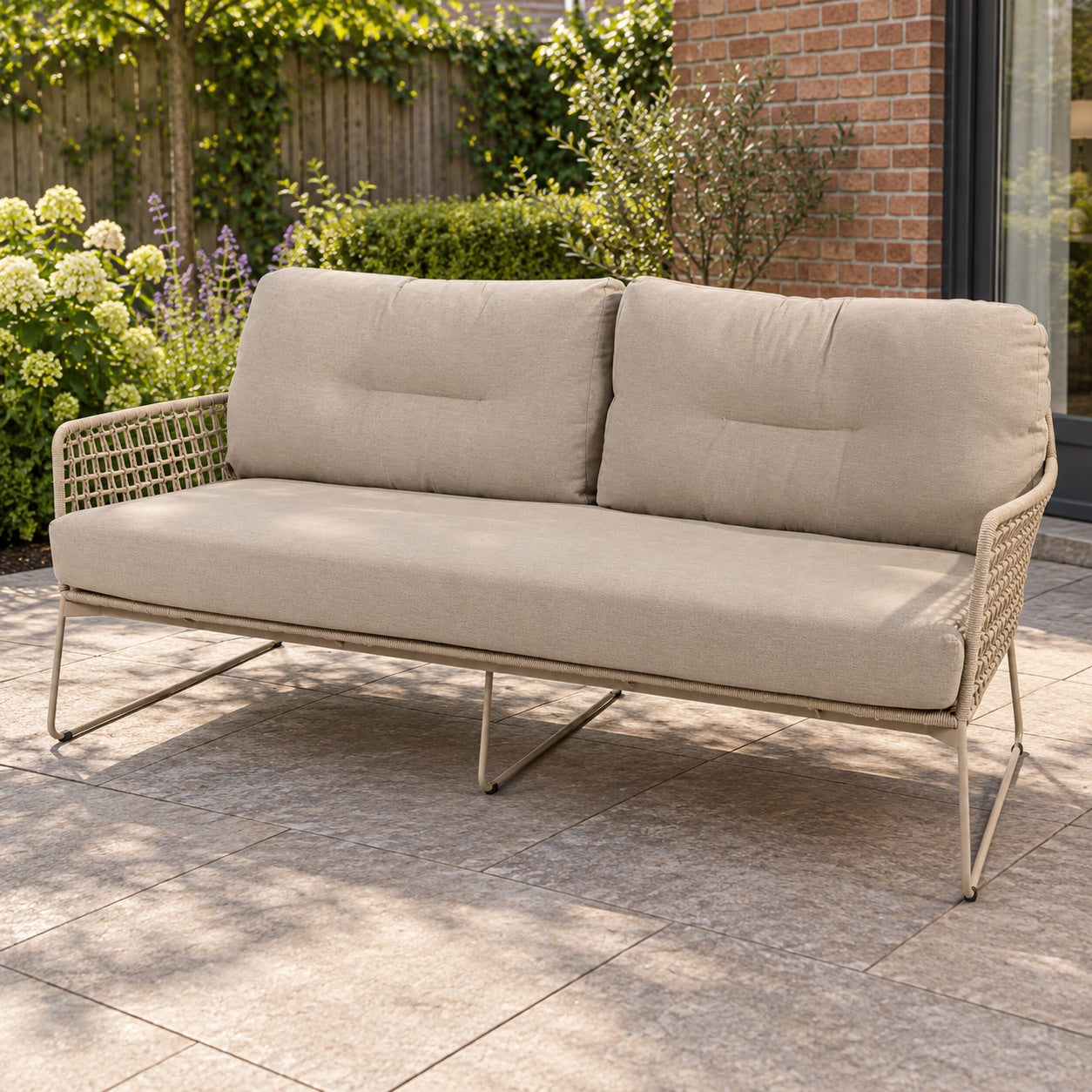 Taste by 4SO Albano 2.5-zits loungebank in een Nederlandse tuinomgeving