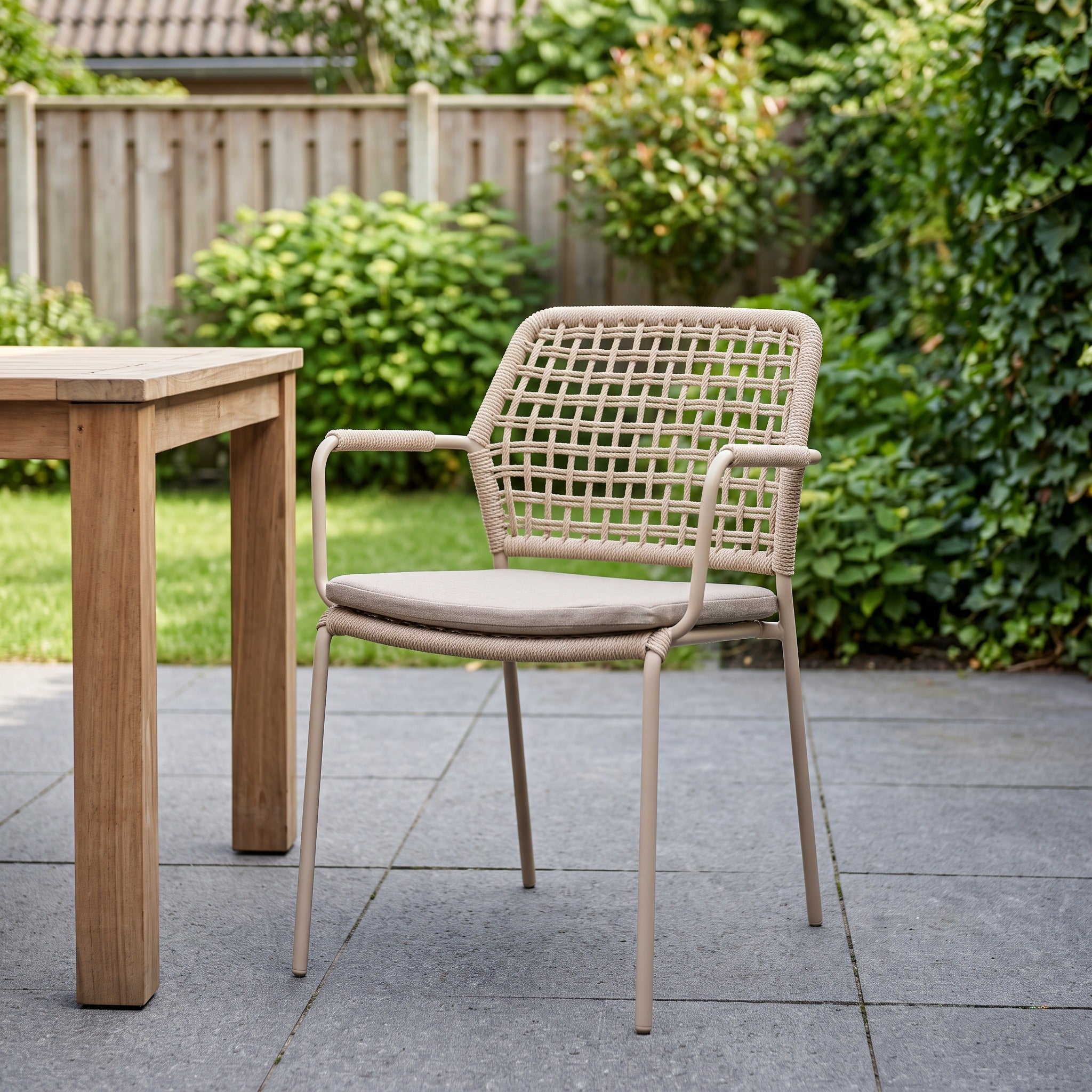 Taste by 4SO Barista stapelbare dining stoel latte incl. kussen in een Nederlandse tuinomgeving