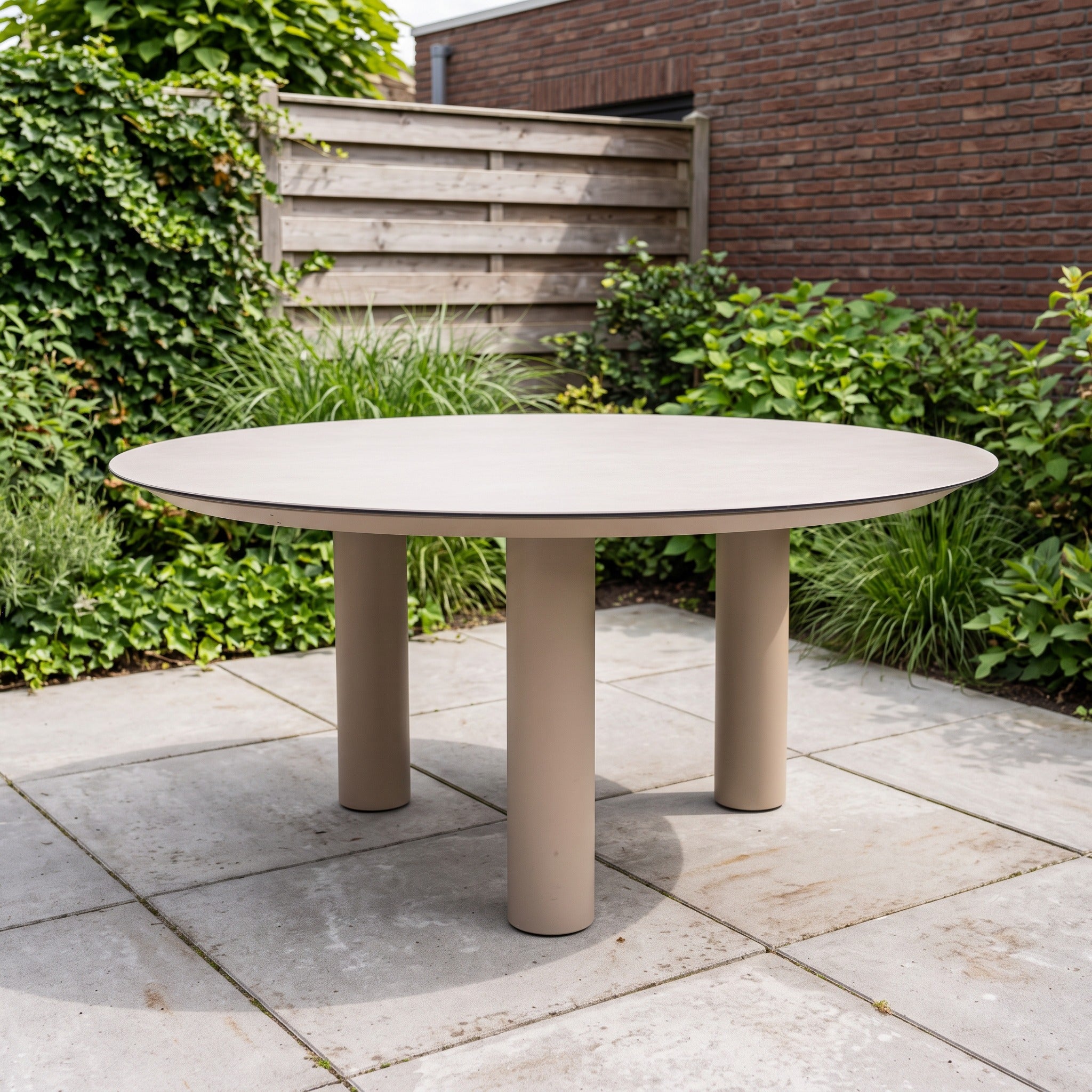 Taste by 4SO Donato tafel R160 H75 in een Nederlandse tuinomgeving