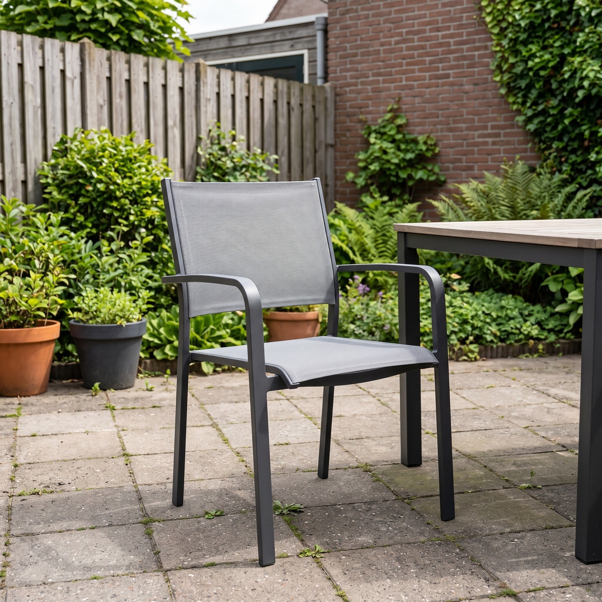 Taste by 4SO Tosca stapelbare stoel in een Nederlandse tuinomgeving