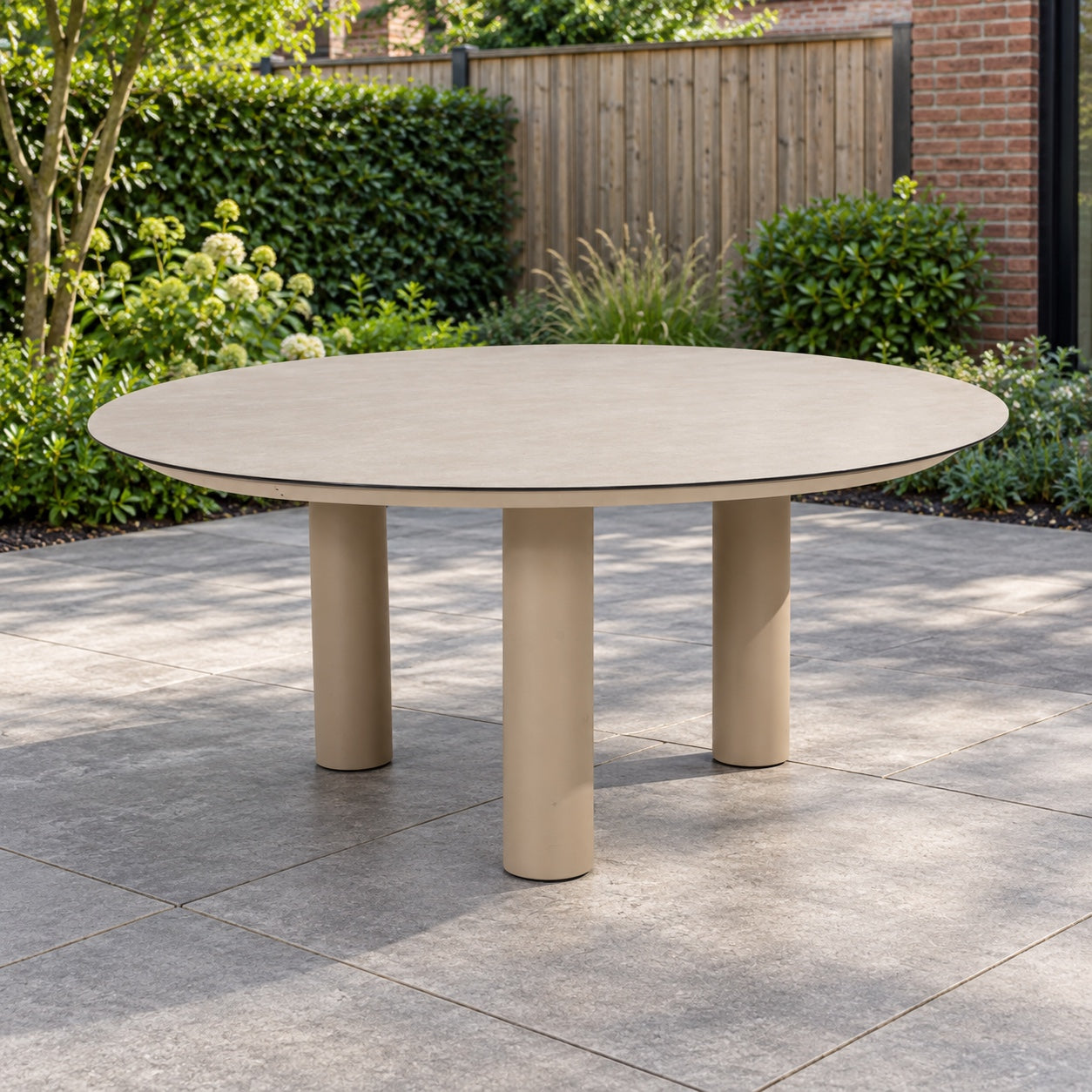 Taste by 4SO Donato low dining eettafel 160 cm. Ø latte, met geprint keramiek tafelblad (H69) in een Nederlandse tuinomgeving
