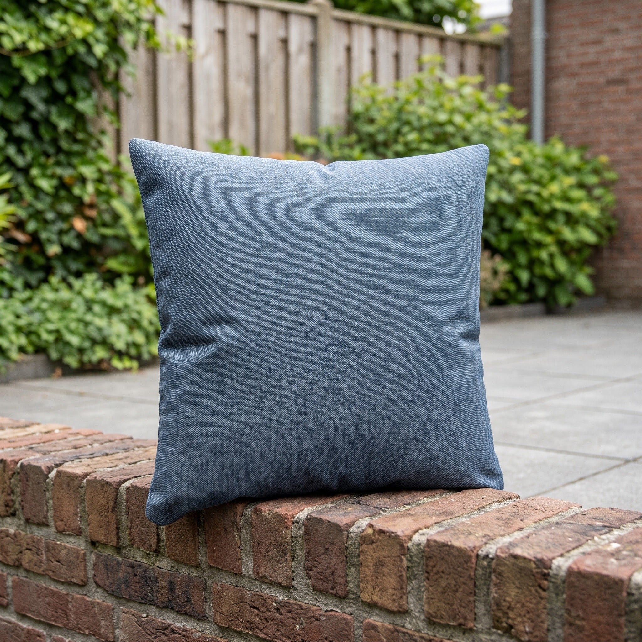 4 Seasons Outdoor sierkussen 50 x 50 cm New Southend Blue in een Nederlandse tuinomgeving