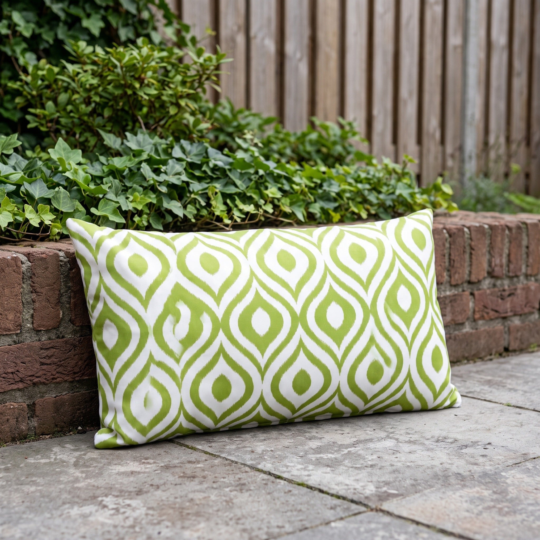 4 Seasons Outdoor sierkussen 30 x 60 cm pinamar green in een Nederlandse tuinomgeving