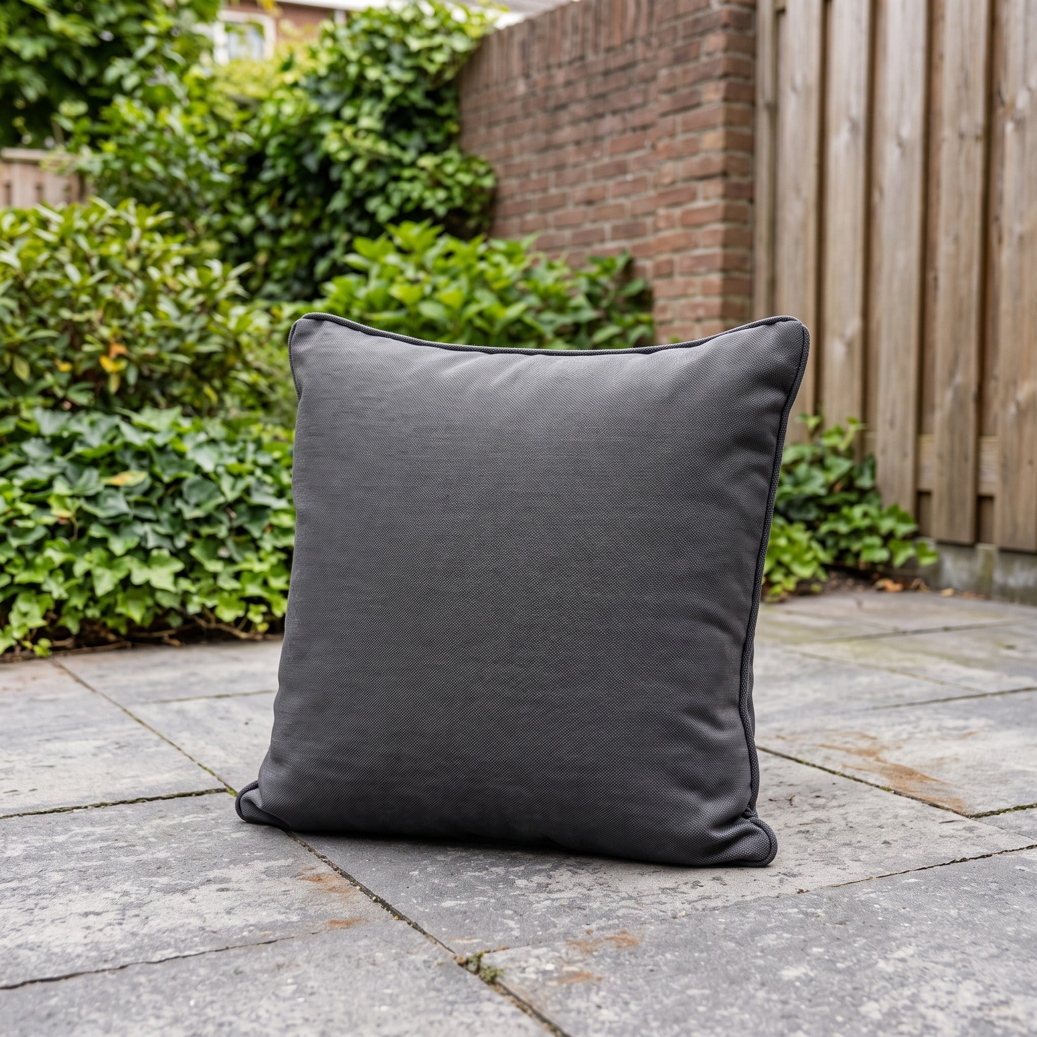 4 Seasons Outdoor Kussen 50x50 sunbrella dark grey in een Nederlandse tuinomgeving