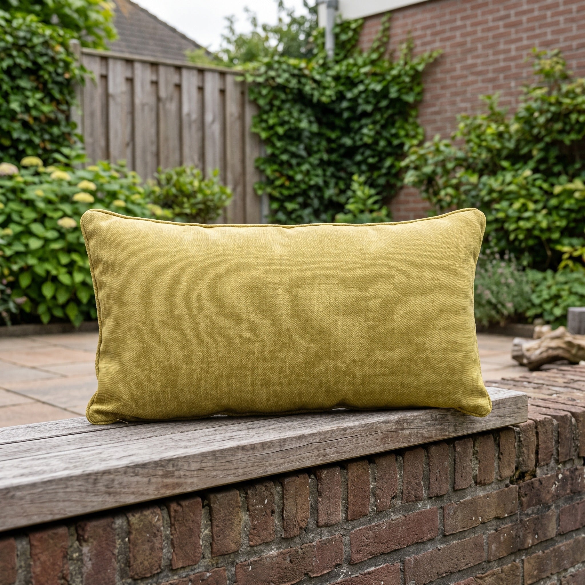 4 Seasons Outdoor sierkussen 30 x 60 cm Vienna Kiwi in een Nederlandse tuinomgeving