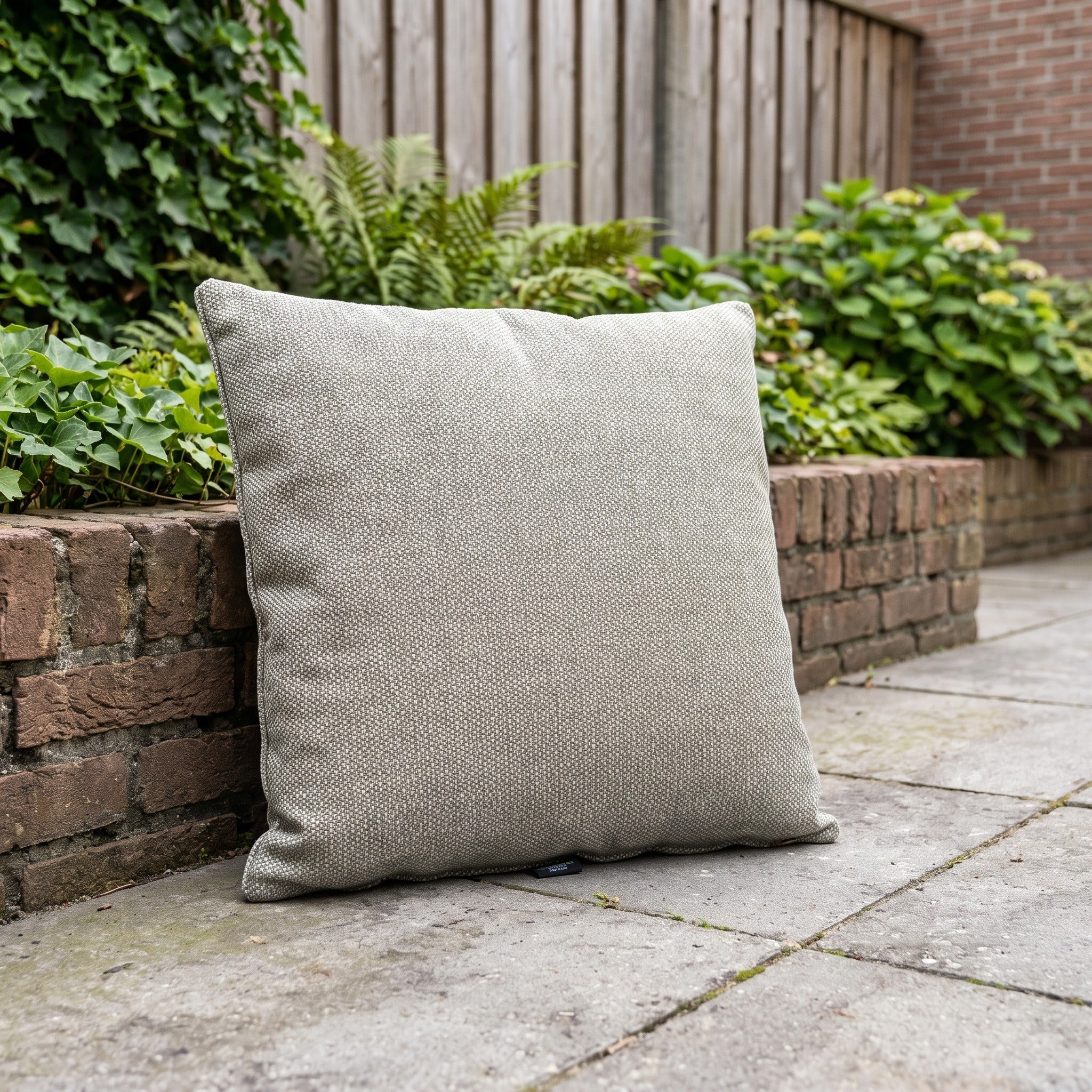 4 Seasons Outdoor sierkussen 50 x 50 cm Fontalina Mid Grey in een Nederlandse tuinomgeving