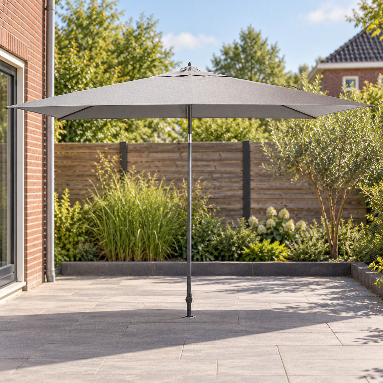 4 Seasons Outdoor Azzurro 200x300cm Mid Grey in een Nederlandse tuinomgeving